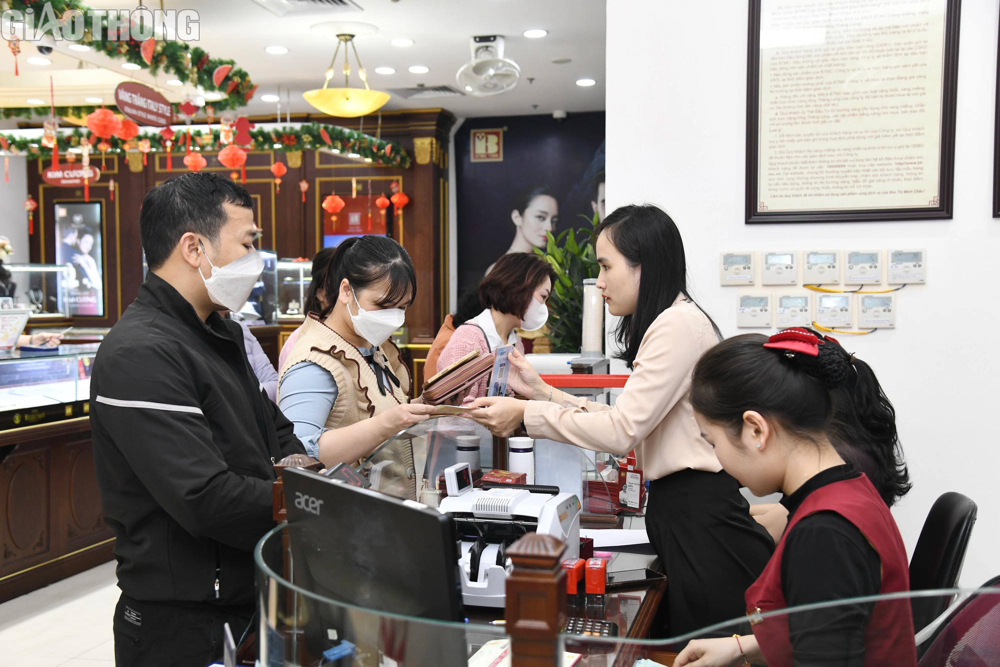 Người dân đổ xô mua vàng trước ngày vía Thần Tài- Ảnh 2. Người dân đổ xô mua vàng trước ngày vía Thần Tài- Ảnh 2.