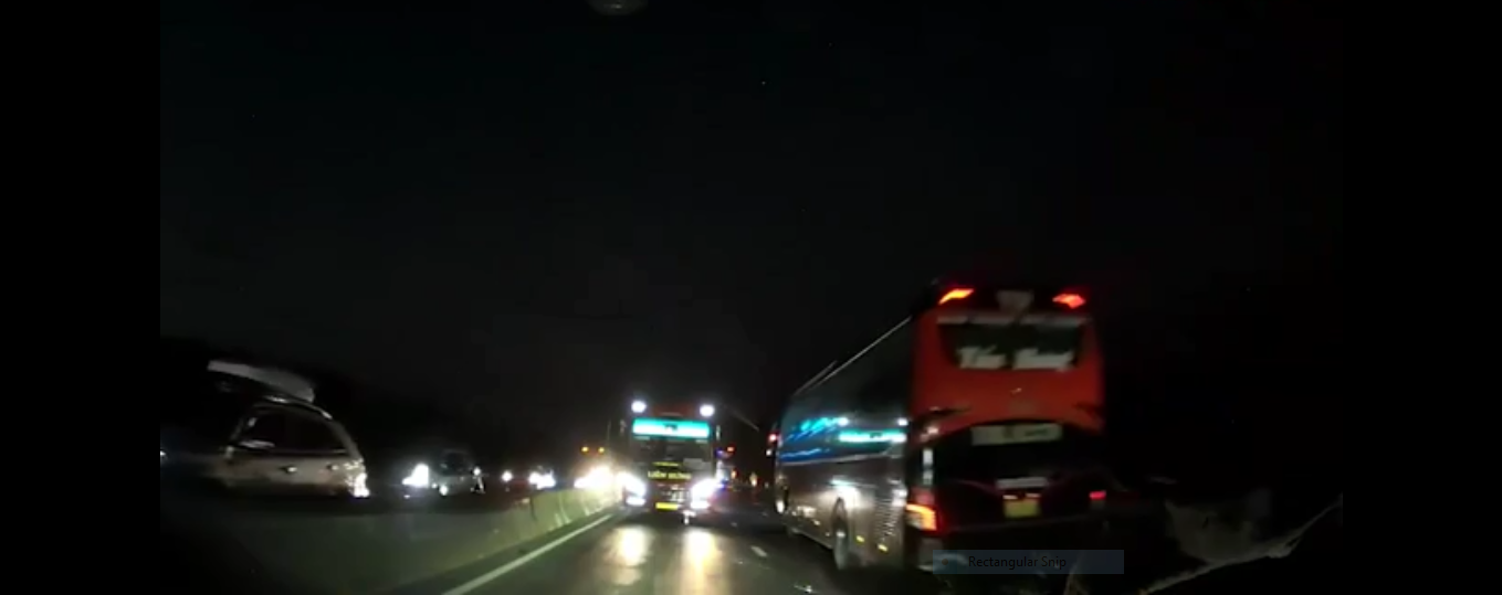 Sợ đ&oacute;n kh&aacute;ch muộn v&igrave; tắc đường, t&agrave;i xế xe kh&aacute;ch liều lĩnh đi ngược chiều tr&ecirc;n QL1- Ảnh 1.