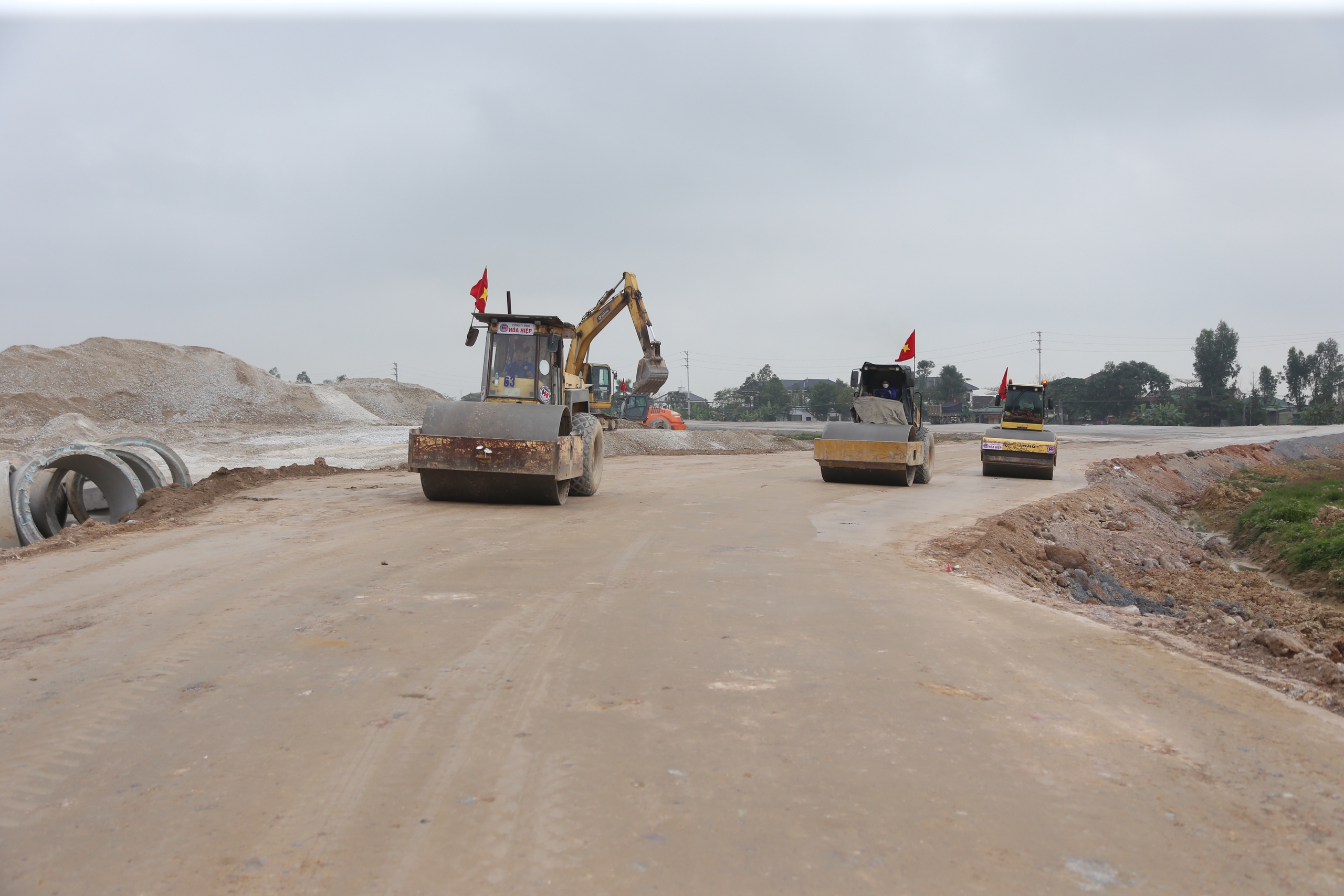 Ph&oacute; thủ tướng: Tiếp tục vượt kh&oacute;, nối th&ocirc;ng cao tốc từ H&agrave; Nội đến Vinh dịp 30/4- Ảnh 7.