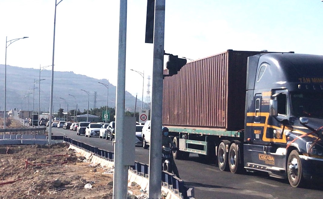 CSGT đ&oacute;ng n&uacute;t giao cao tốc tr&aacute;nh qu&aacute; tải, &ocirc; t&ocirc; theo quốc lộ 1 về TP.HCM- Ảnh 1.
