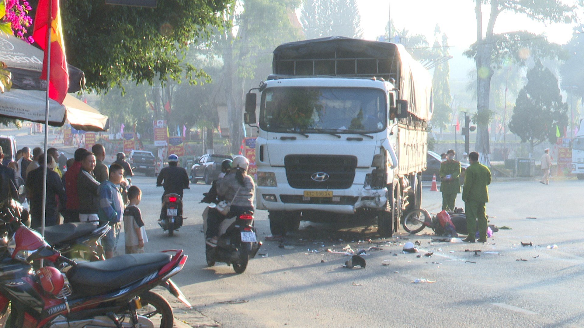 Kon Tum: T&ocirc;ng v&agrave;o xe tải, hai người đi m&ocirc; t&ocirc; tử vong- Ảnh 1.
