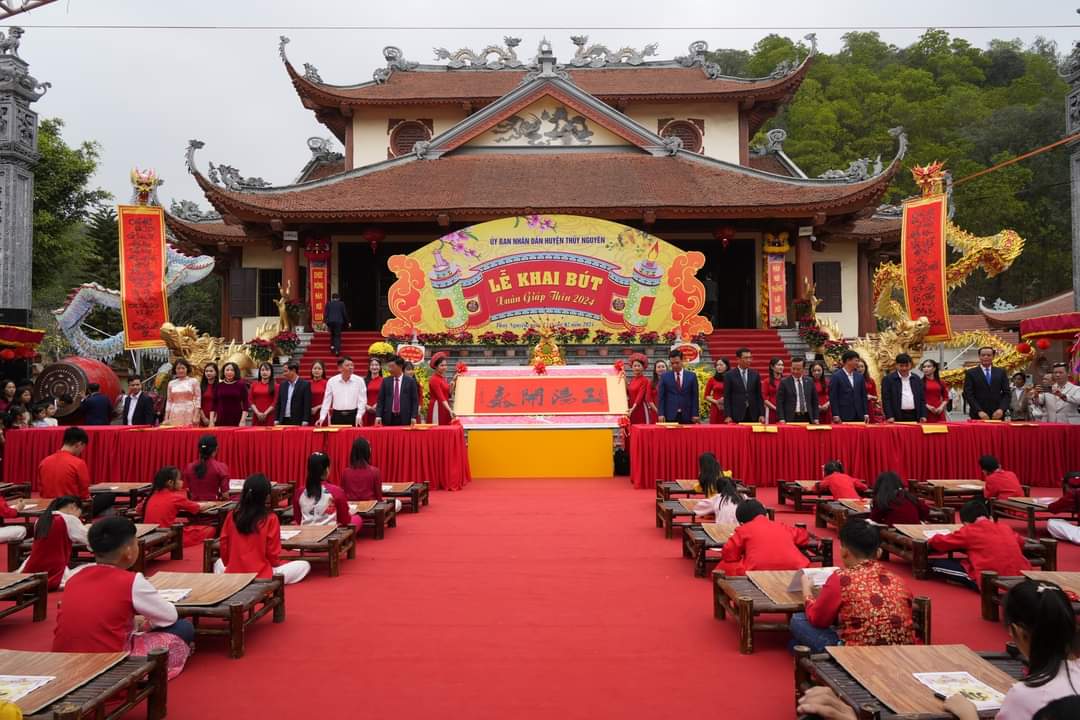 Hàng nghìn người dự lễ khai bút, thi viết thư pháp tại Hải Phòng- Ảnh 3. Hàng nghìn người dự lễ khai bút, thi viết thư pháp tại Hải Phòng- Ảnh 3.