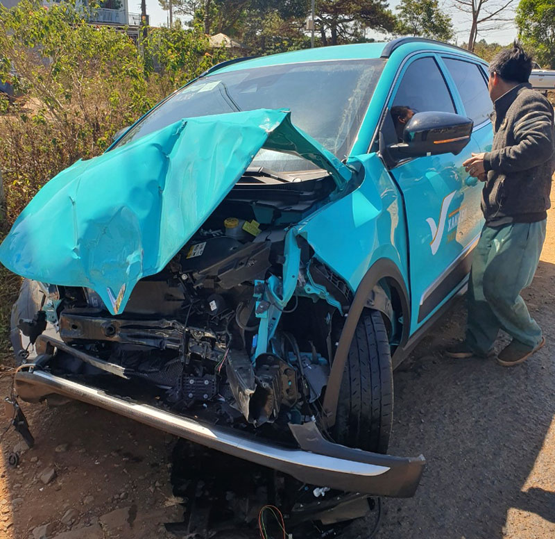 C&uacute; va chạm mạnh khiến xe &ocirc; t&ocirc; con bị biến dạng phần đầu - Ảnh: V.Q.