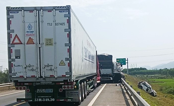 Hiện trường vụ tai nạn liên hoàn trên cao tốc Cam Lộ - La Sơn- Ảnh 3. Hiện trường vụ tai nạn liên hoàn trên cao tốc Cam Lộ - La Sơn- Ảnh 3.