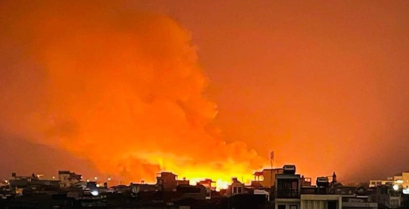 Xuy&ecirc;n đ&ecirc;m dập đ&aacute;m ch&aacute;y lớn ở c&ocirc;ng ty sản xuất bao b&igrave; ven quốc lộ 5- Ảnh 2.