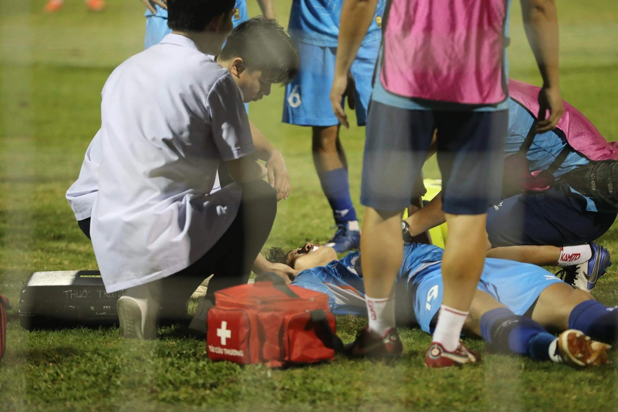 Cựu sao tuyển Việt Nam phải đi cấp cứu v&igrave; bất tỉnh tr&ecirc;n s&acirc;n- Ảnh 1.