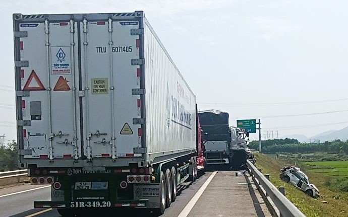 Hiện trường vụ tai nạn liên hoàn trên cao tốc Cam Lộ - La Sơn- Ảnh 9. Ba ô tô tông nhau trên cao tốc Cam Lộ - La Sơn, xe con văng xuống vệ đường, một người chết