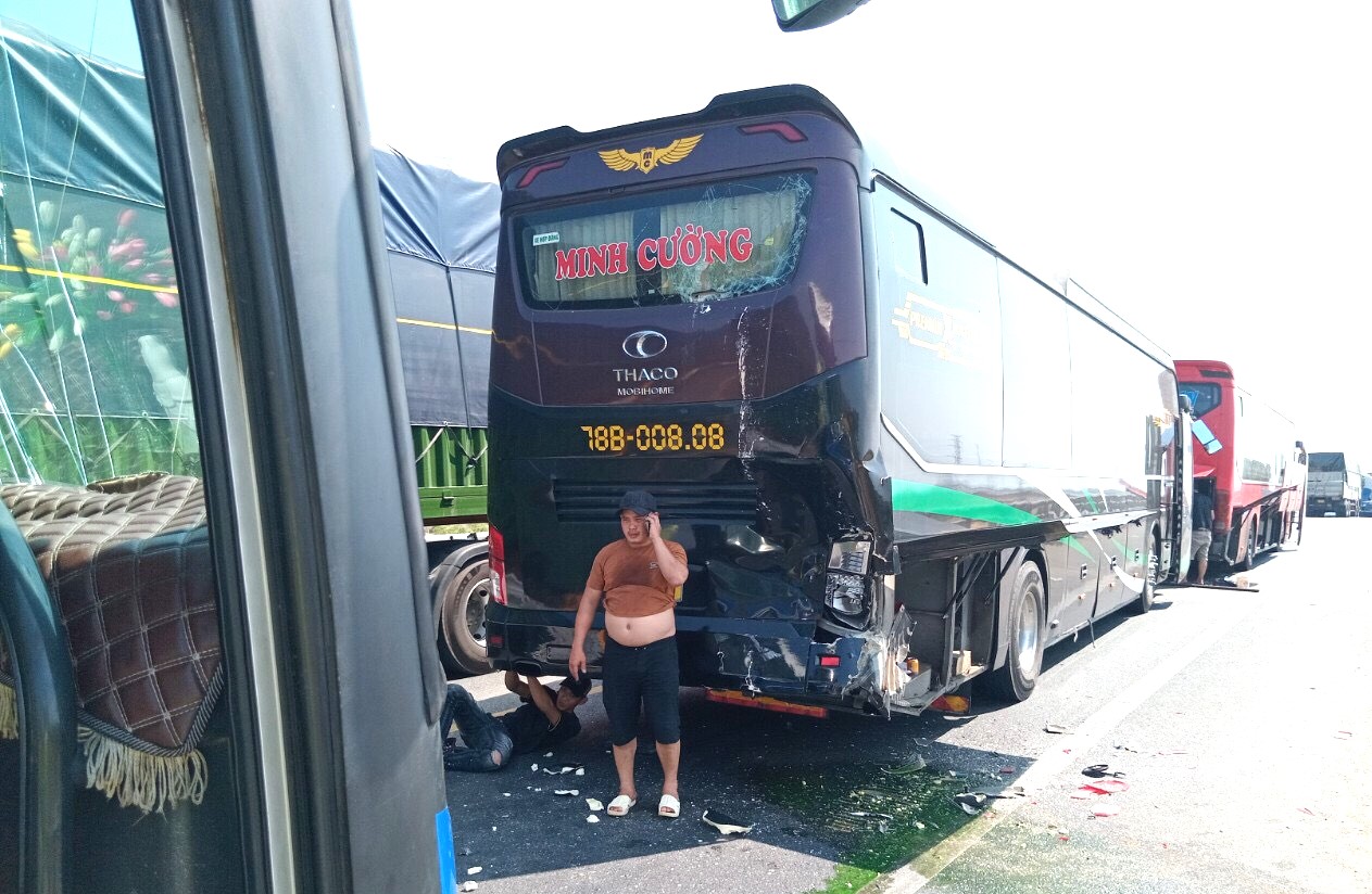 Tai nạn li&ecirc;n ho&agrave;n 3 xe kh&aacute;ch tr&ecirc;n cầu vượt cao tốc, CSGT 