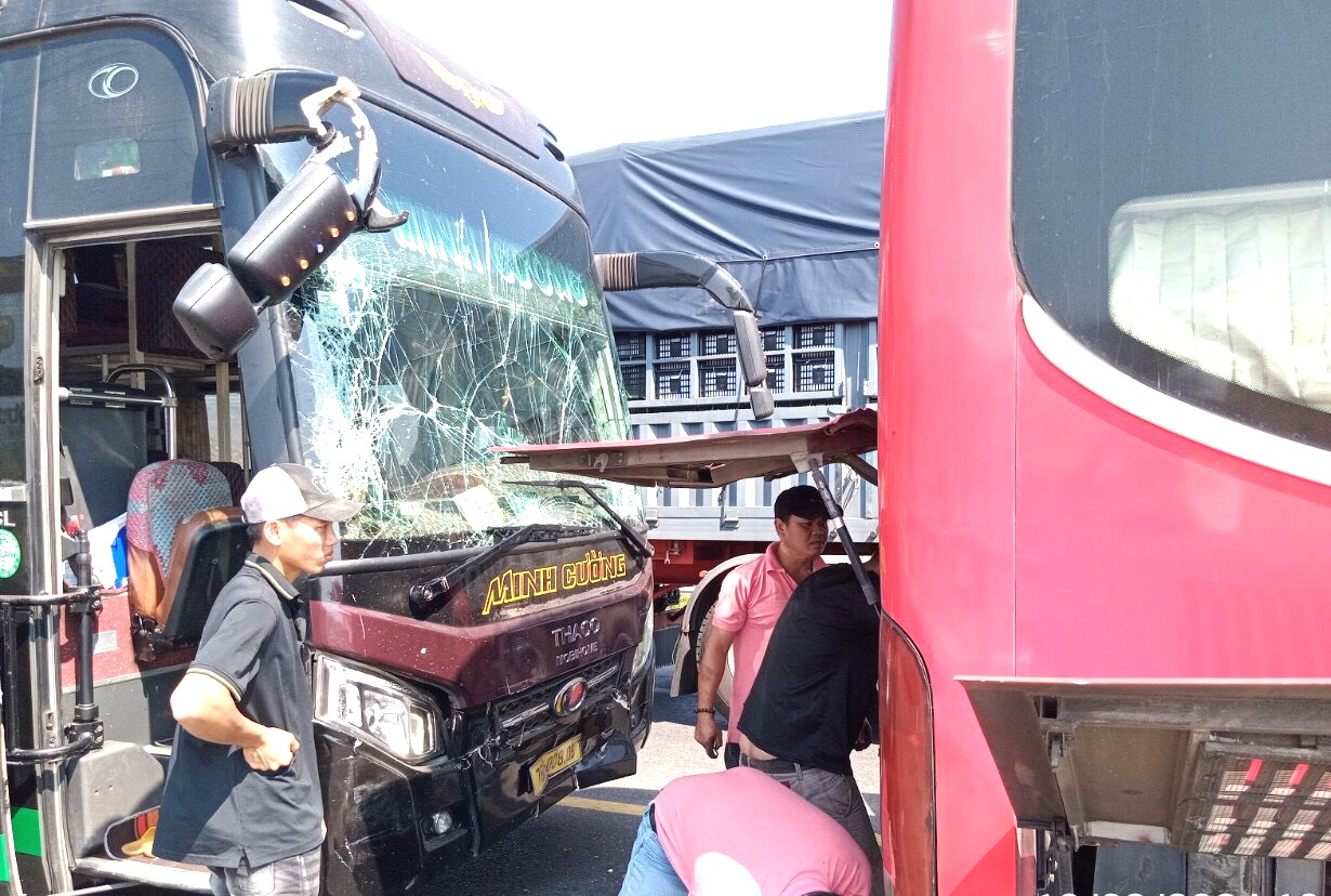 Tai nạn li&ecirc;n ho&agrave;n 3 xe kh&aacute;ch tr&ecirc;n cầu vượt cao tốc, CSGT 