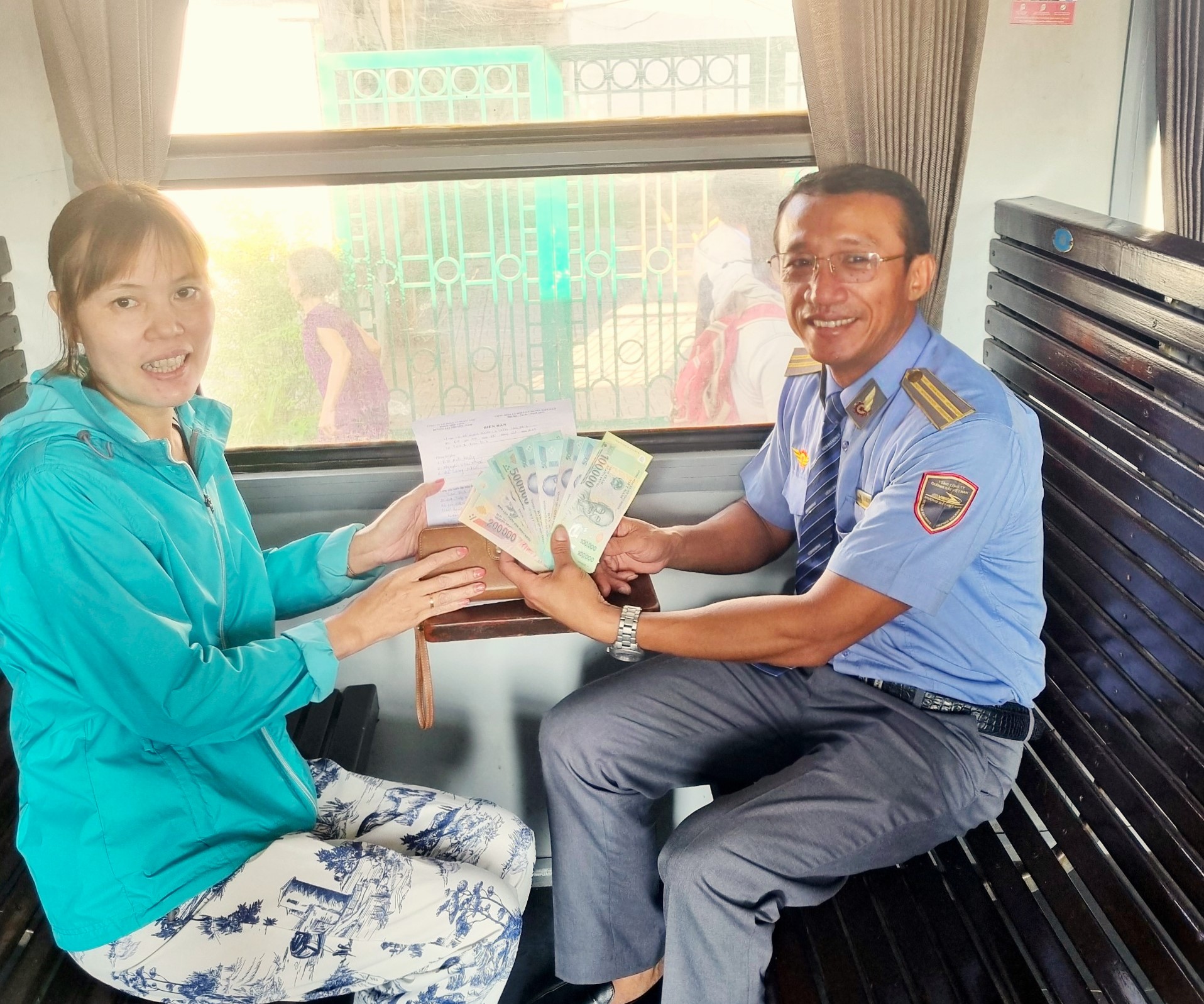 Qu&ecirc;n v&iacute; tiền tại ga Bi&ecirc;n H&ograve;a, kh&aacute;ch bất ngờ được trả tận tay- Ảnh 1.