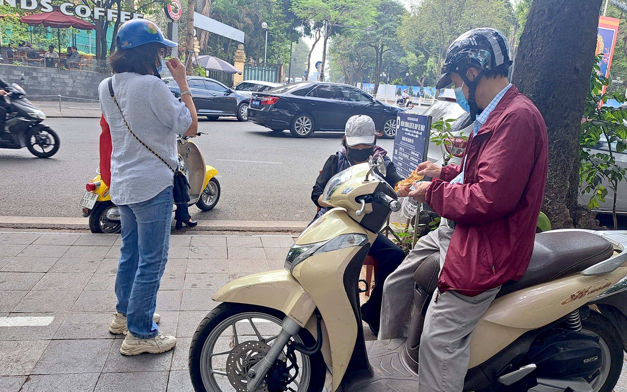 H&agrave; Nội: Sau Tết, b&atilde;i giữ xe lại đua nhau &ldquo;chặt ch&eacute;m&rdquo;