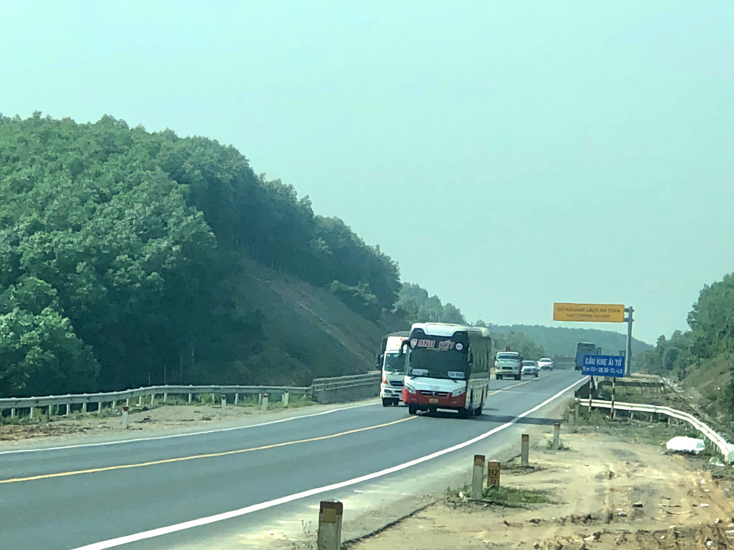 &Ocirc; t&ocirc; đua nhau lấn l&agrave;n, vượt ẩu tr&ecirc;n cao tốc Cam Lộ - La Sơn- Ảnh 3.