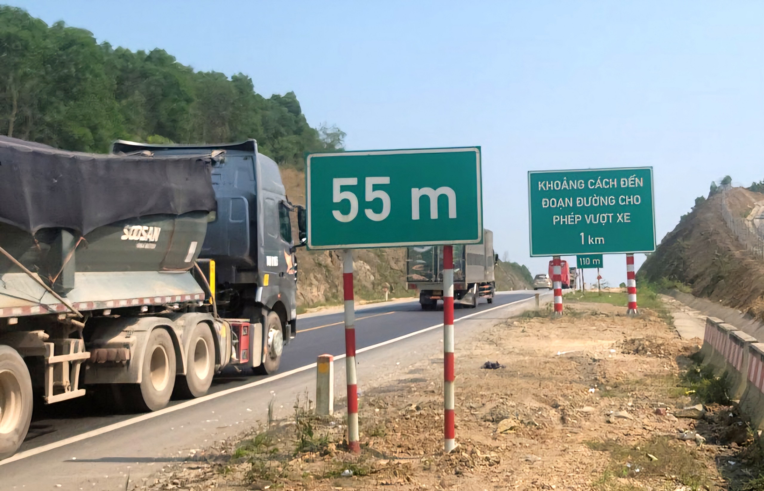 &Ocirc; t&ocirc; đua nhau lấn l&agrave;n, vượt ẩu tr&ecirc;n cao tốc Cam Lộ - La Sơn- Ảnh 4.