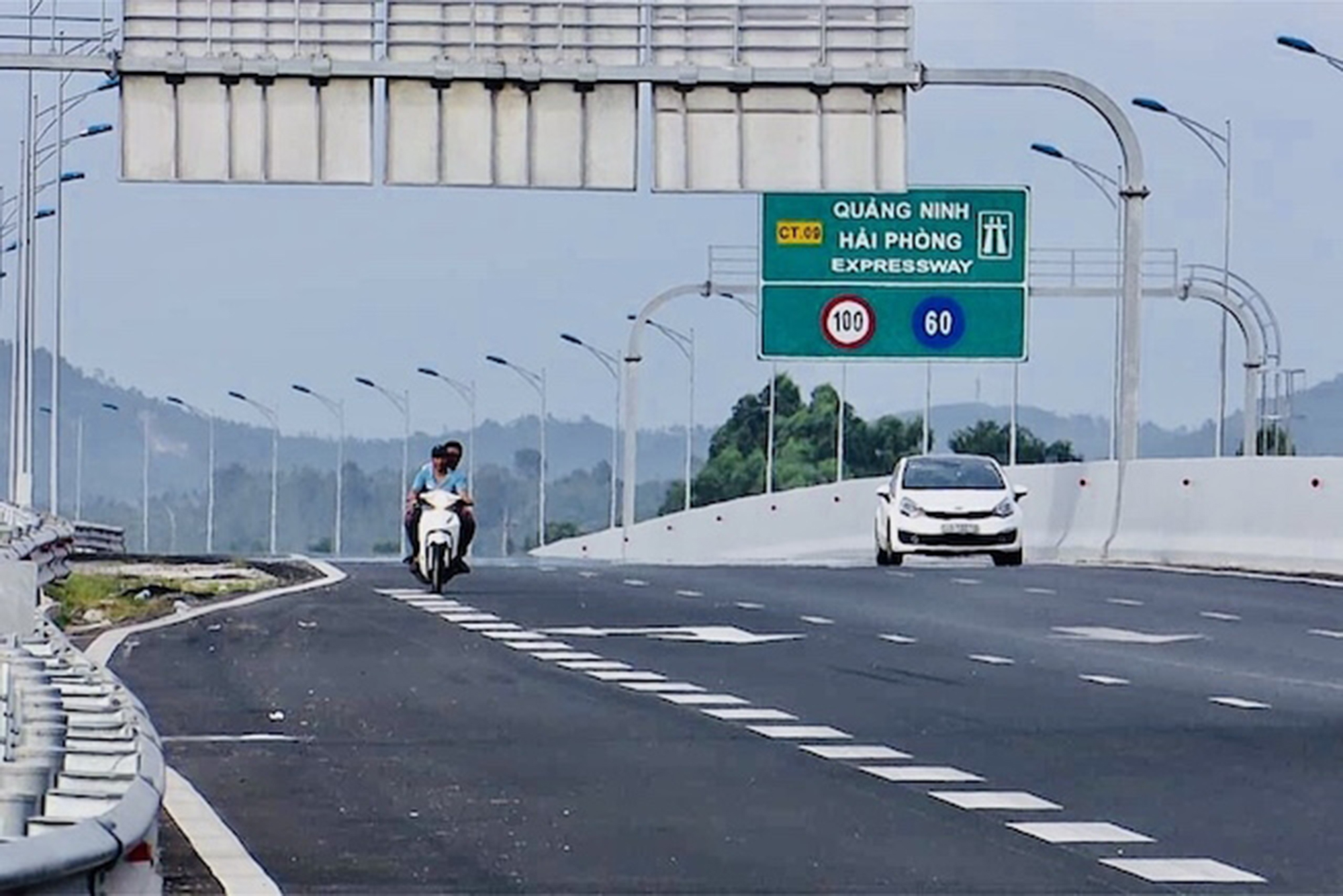 N&ecirc;n bỏ t&ugrave; người đi xe m&aacute;y v&agrave;o cao tốc g&acirc;y tai nạn- Ảnh 1.