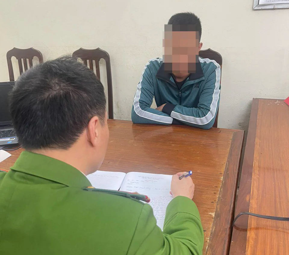 Lộ diện t&agrave;i xế &ocirc; t&ocirc; đạp ng&atilde; người đi xe m&aacute;y tr&ecirc;n phố ở H&agrave; Nội- Ảnh 1.
