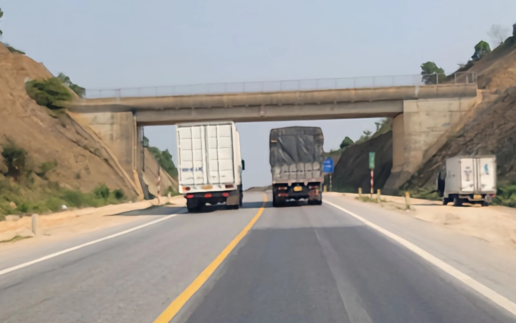 &Ocirc; t&ocirc; đua nhau lấn l&agrave;n, vượt ẩu tr&ecirc;n cao tốc Cam Lộ - La Sơn