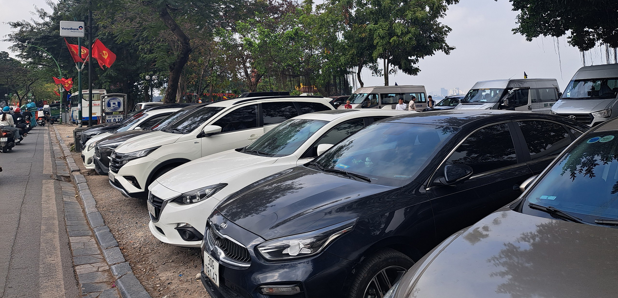 H&agrave; Nội: Sau Tết, b&atilde;i giữ xe lại đua nhau &ldquo;chặt ch&eacute;m&rdquo;- Ảnh 3.