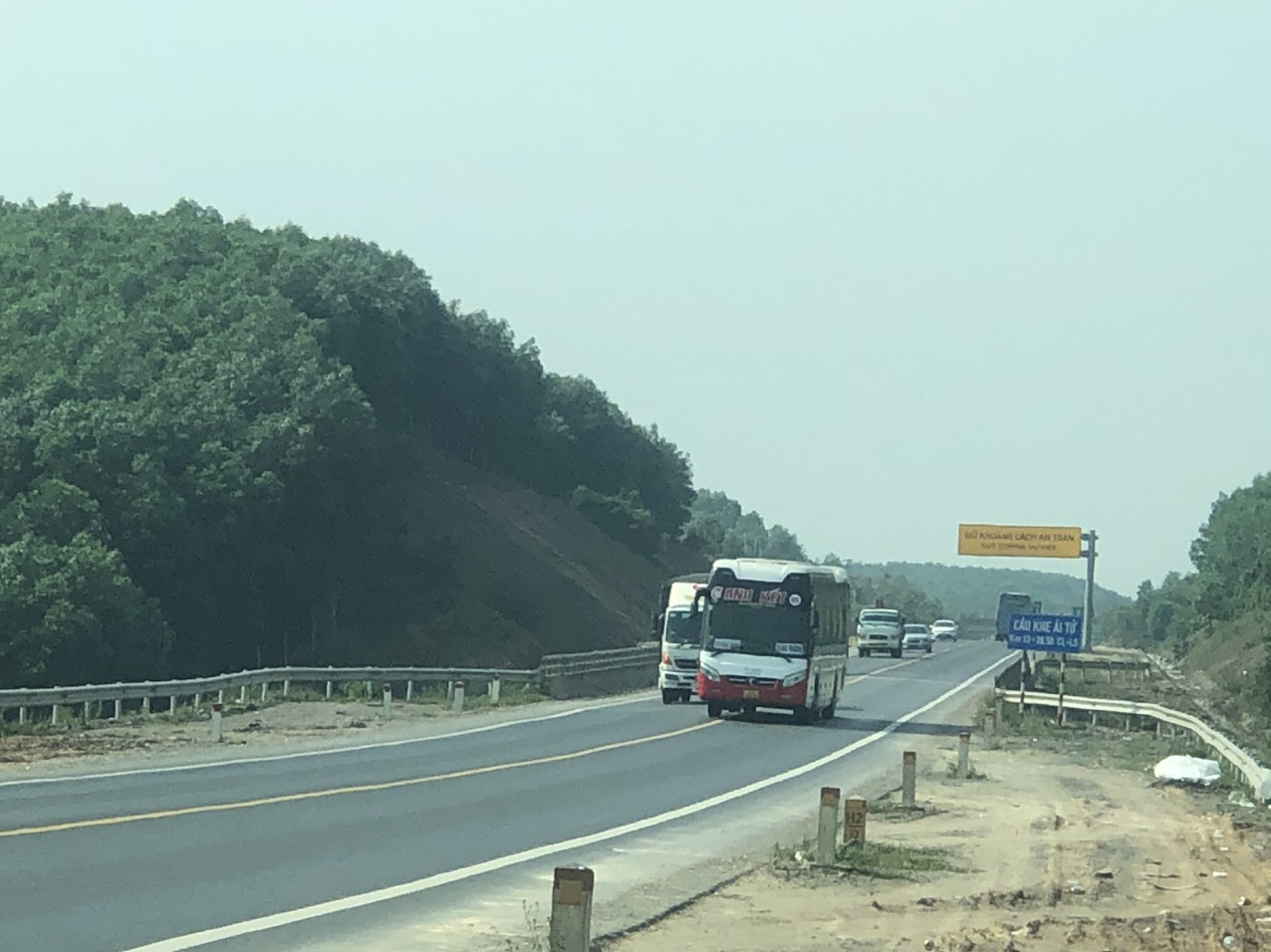 Cận cảnh biển báo, vạch kẻ đường trên cao tốc Cam Lộ - La Sơn sau tai nạn 3 người chết- Ảnh 12. Cận cảnh biển báo, vạch kẻ đường trên cao tốc Cam Lộ - La Sơn sau tai nạn 3 người chết- Ảnh 12.
