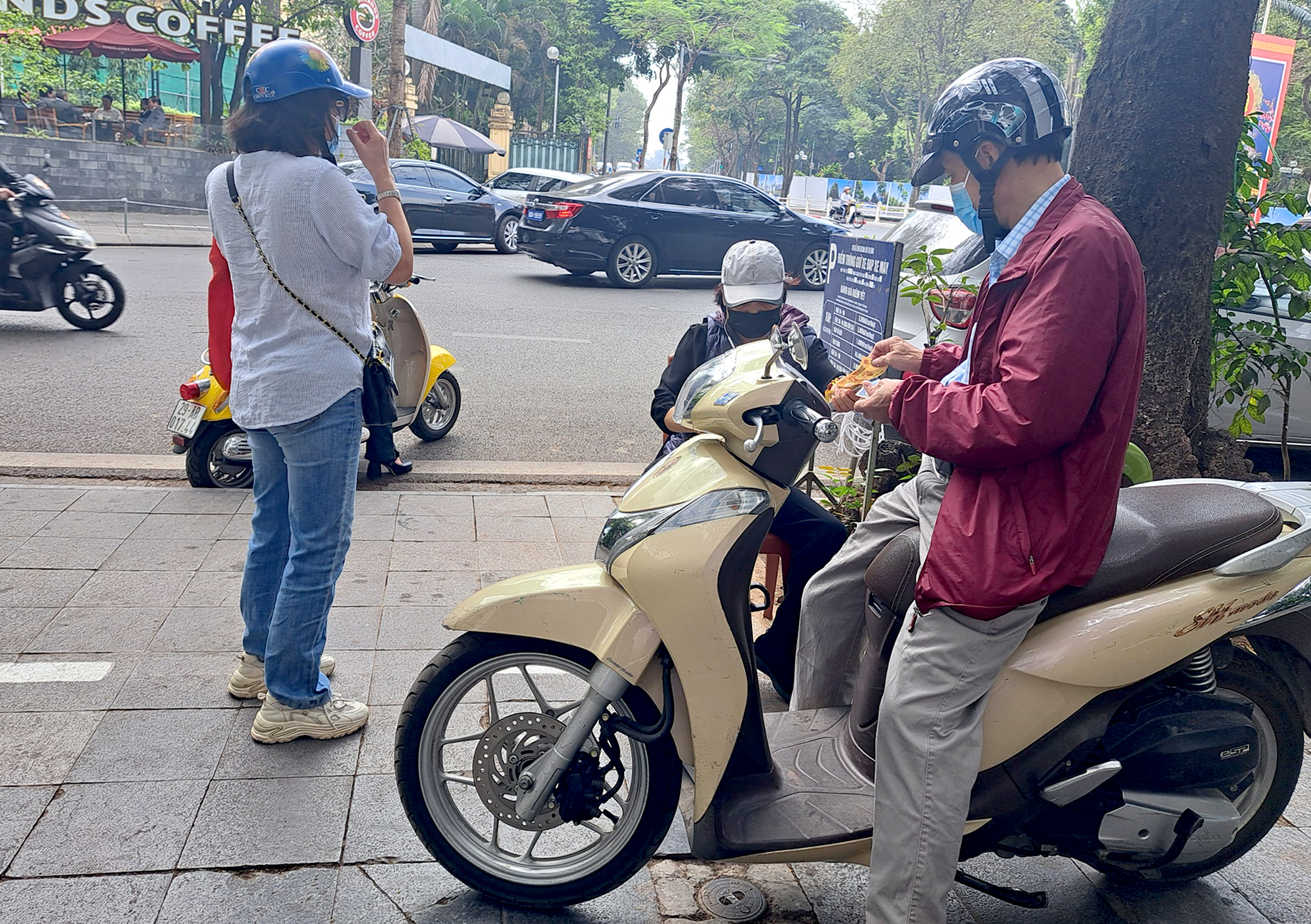H&agrave; Nội: Sau Tết, b&atilde;i giữ xe lại đua nhau &ldquo;chặt ch&eacute;m&rdquo;- Ảnh 2.