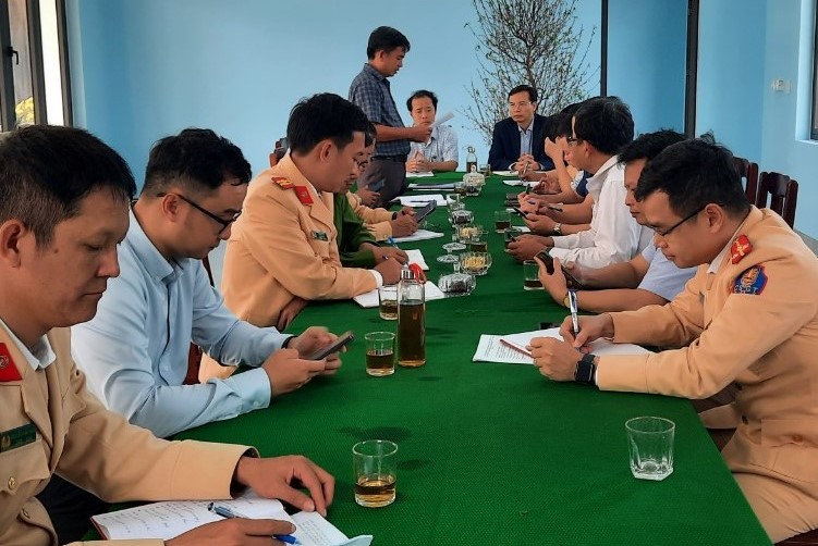 Tài xế gây tai nạn 3 người chết trên cao tốc Cam Lộ - La Sơn ít khi lái xe- Ảnh 4. Tài xế gây tai nạn 3 người chết trên cao tốc Cam Lộ - La Sơn ít khi lái xe- Ảnh 4.