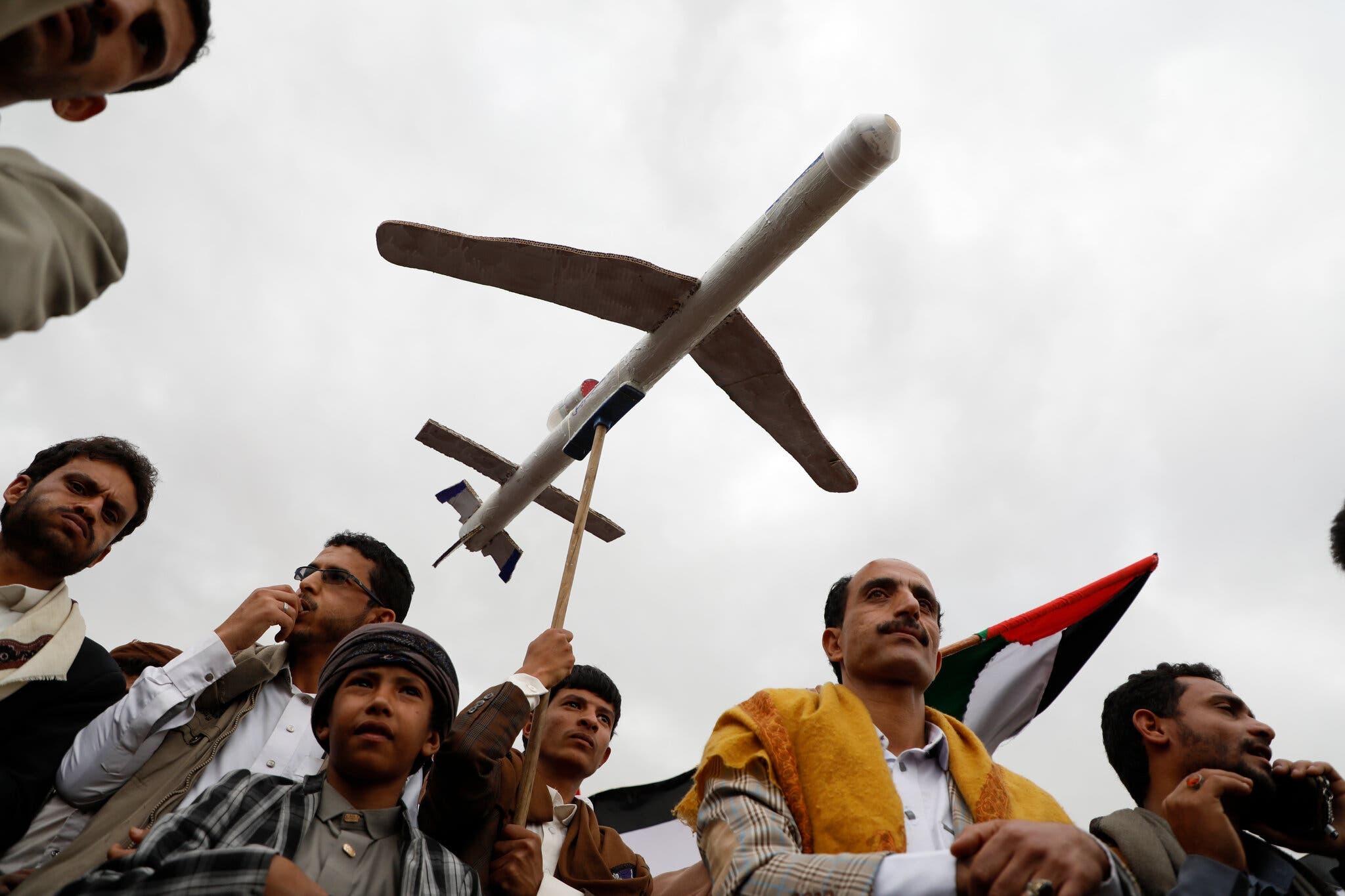 Houthi lần đầu triển khai một loại vũ kh&iacute; c&oacute; thể đe dọa t&agrave;u hải qu&acirc;n Mỹ- Ảnh 1.