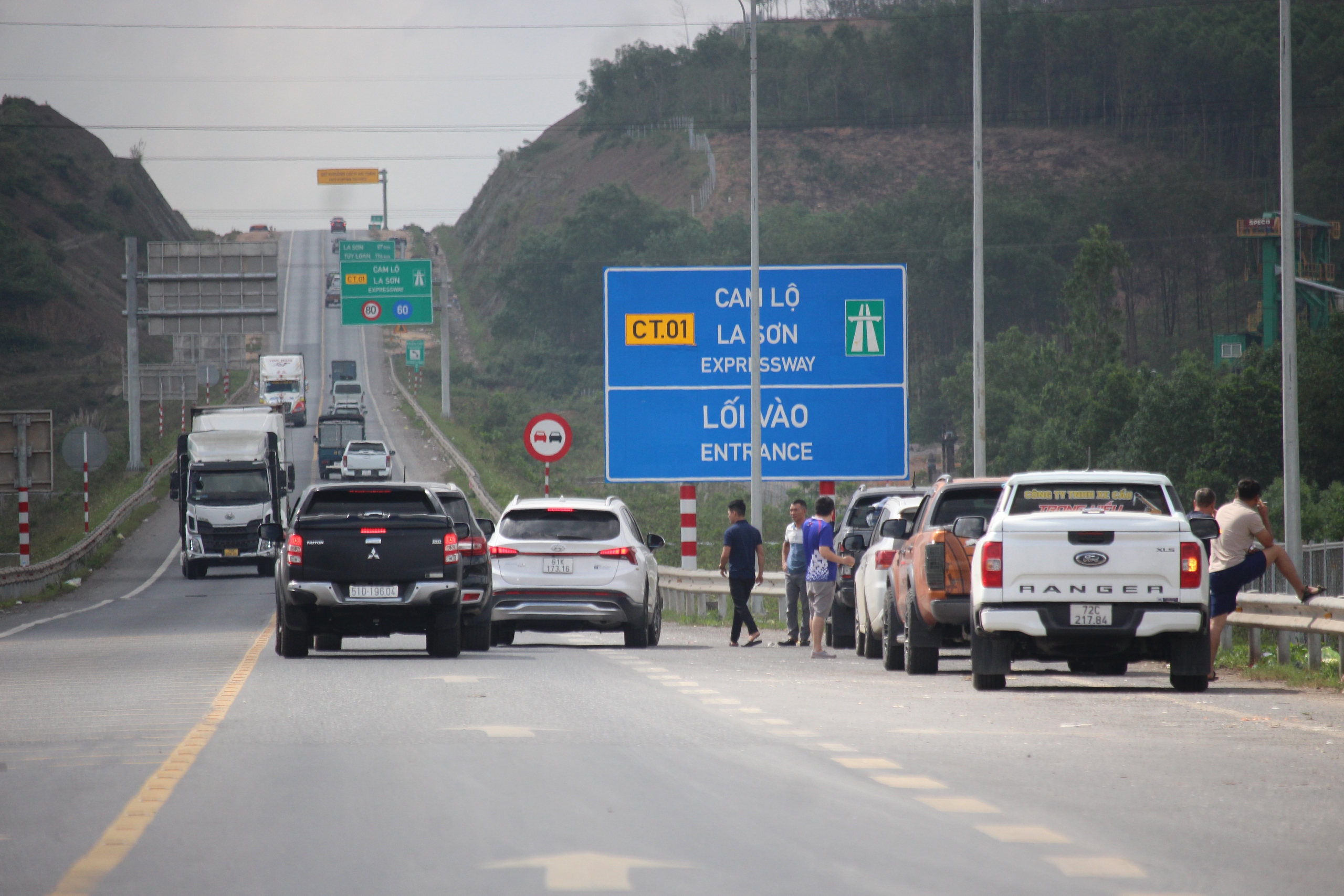 Cận cảnh biển báo, vạch kẻ đường trên cao tốc Cam Lộ - La Sơn sau tai nạn 3 người chết- Ảnh 3. Cận cảnh biển báo, vạch kẻ đường trên cao tốc Cam Lộ - La Sơn sau tai nạn 3 người chết- Ảnh 3.