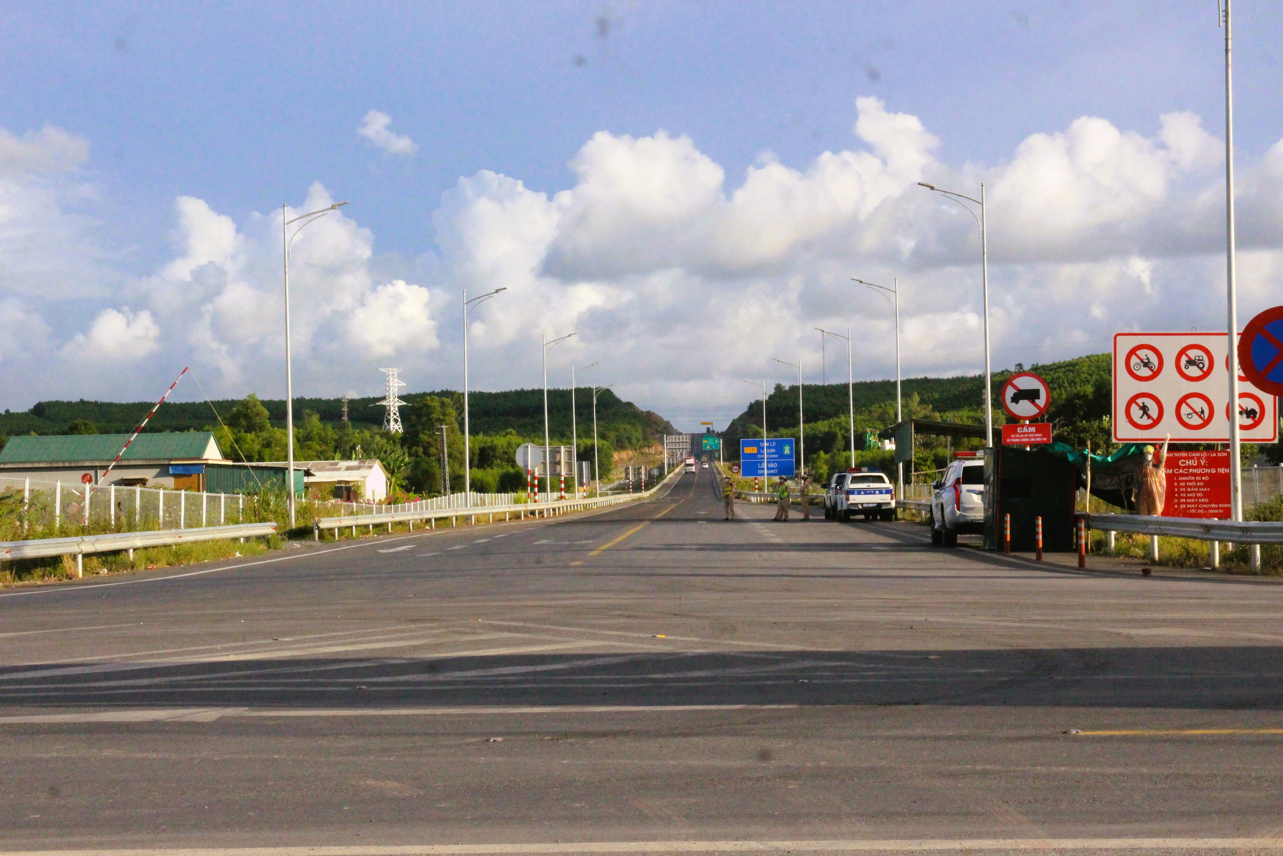 Cận cảnh biển báo, vạch kẻ đường trên cao tốc Cam Lộ - La Sơn sau tai nạn 3 người chết- Ảnh 4. Cận cảnh biển báo, vạch kẻ đường trên cao tốc Cam Lộ - La Sơn sau tai nạn 3 người chết- Ảnh 4.