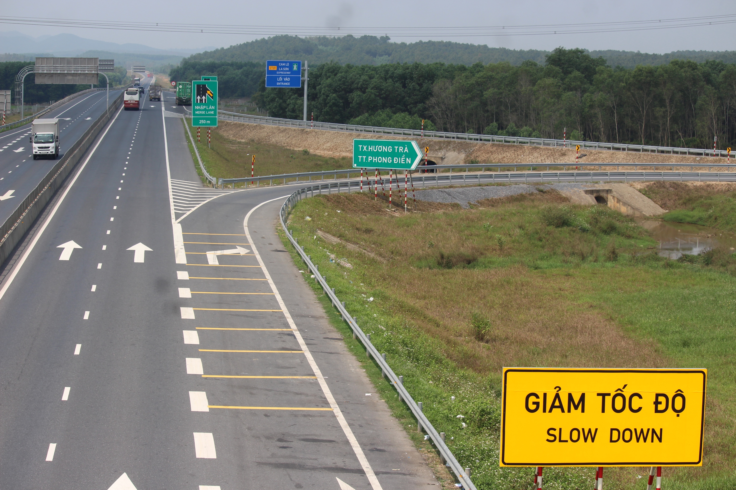 Cận cảnh biển báo, vạch kẻ đường trên cao tốc Cam Lộ - La Sơn sau tai nạn 3 người chết- Ảnh 6. Cận cảnh biển báo, vạch kẻ đường trên cao tốc Cam Lộ - La Sơn sau tai nạn 3 người chết- Ảnh 6.