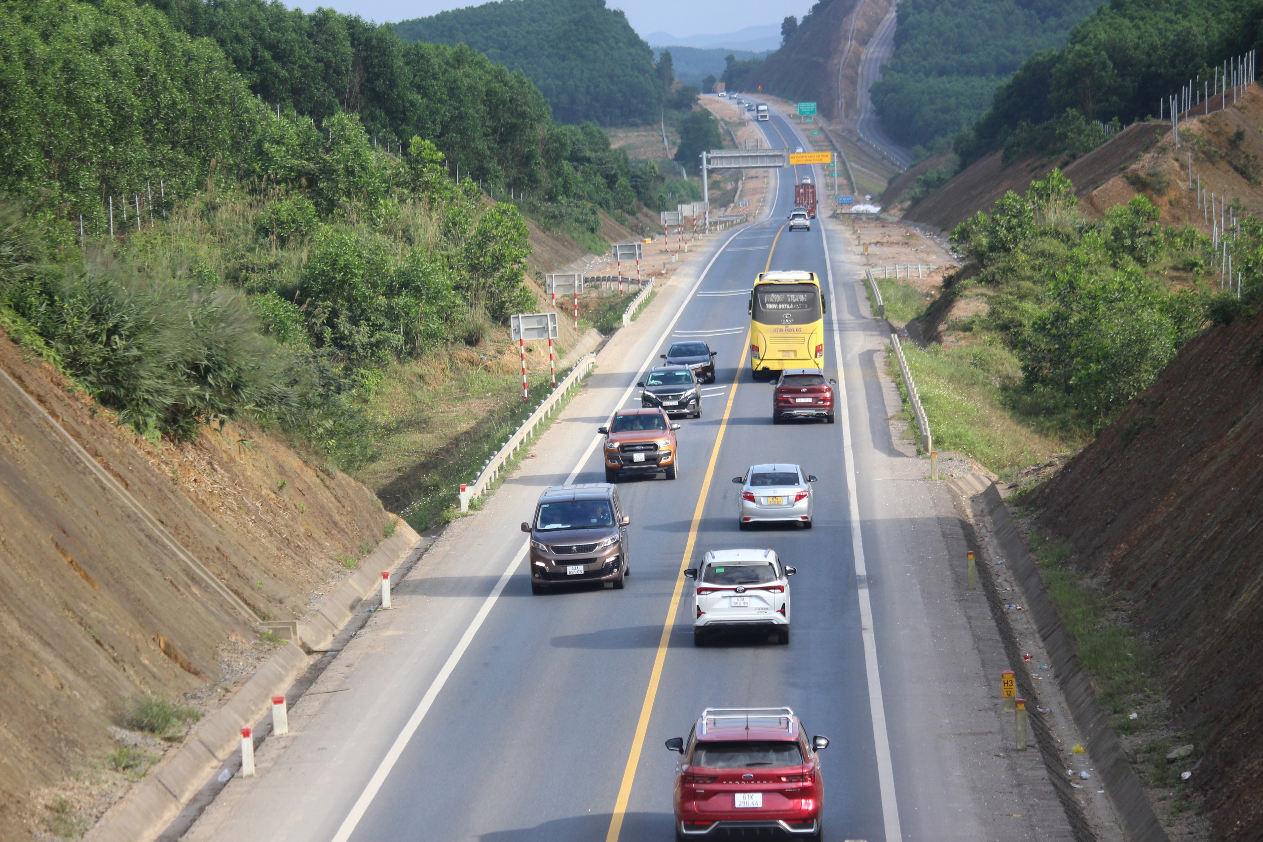 Cận cảnh biển báo, vạch kẻ đường trên cao tốc Cam Lộ - La Sơn sau tai nạn 3 người chết- Ảnh 13. Cận cảnh biển báo, vạch kẻ đường trên cao tốc Cam Lộ - La Sơn sau tai nạn 3 người chết- Ảnh 13.