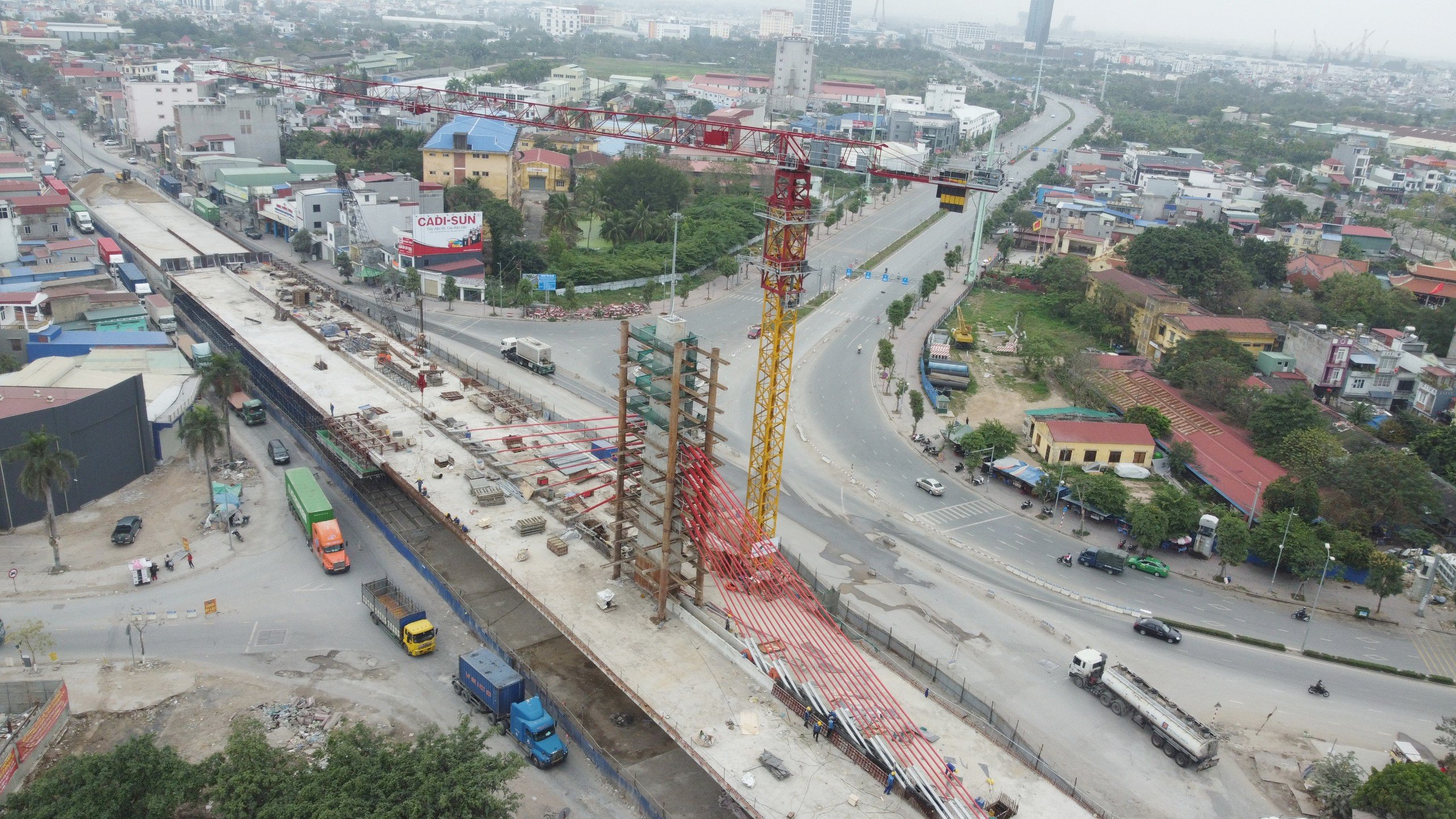 Tất bật c&ocirc;ng trường n&uacute;t giao kh&aacute;c mức tr&ecirc;n quốc lộ 5- Ảnh 1.