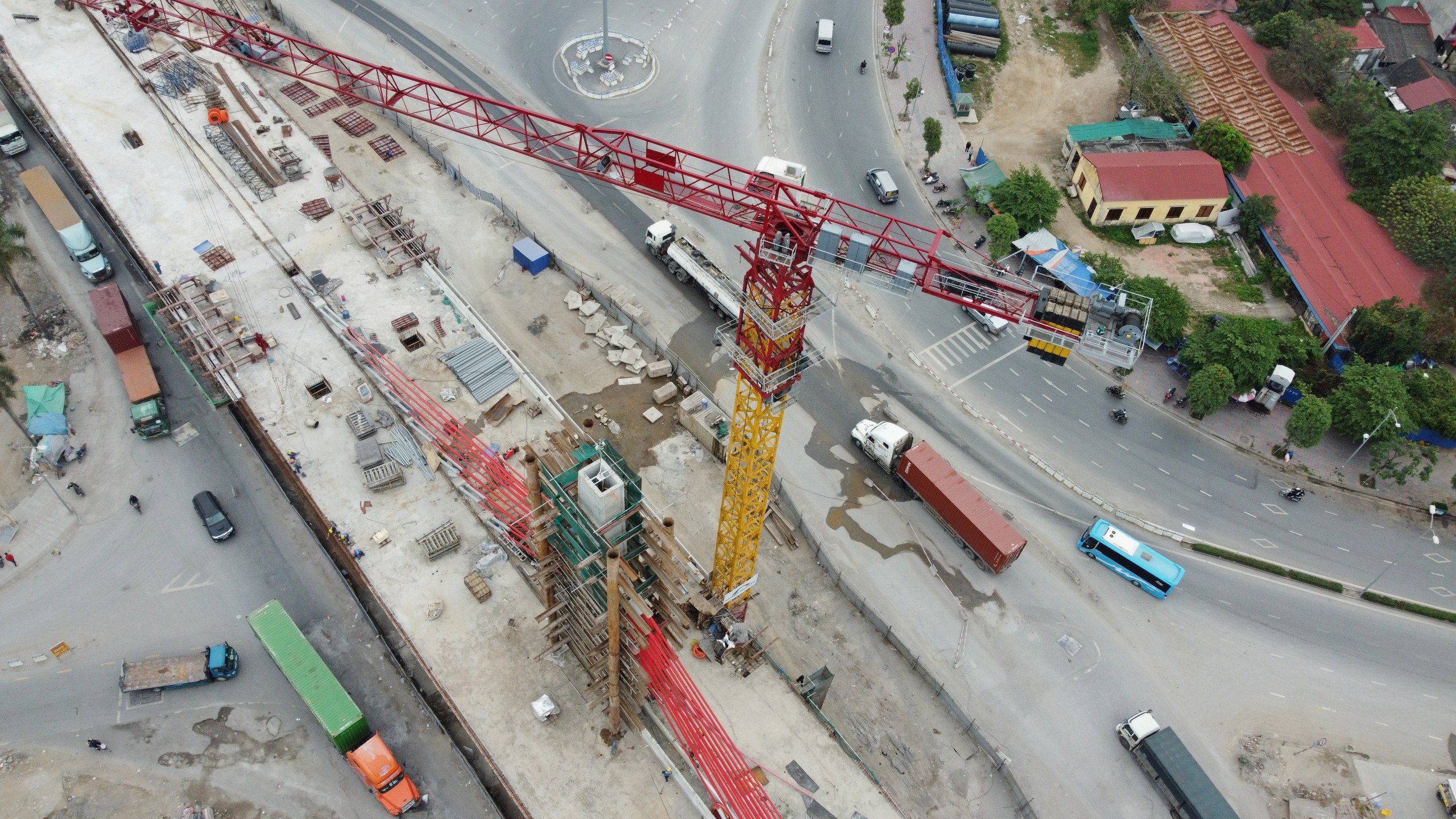 Tất bật c&ocirc;ng trường n&uacute;t giao kh&aacute;c mức tr&ecirc;n quốc lộ 5- Ảnh 3.