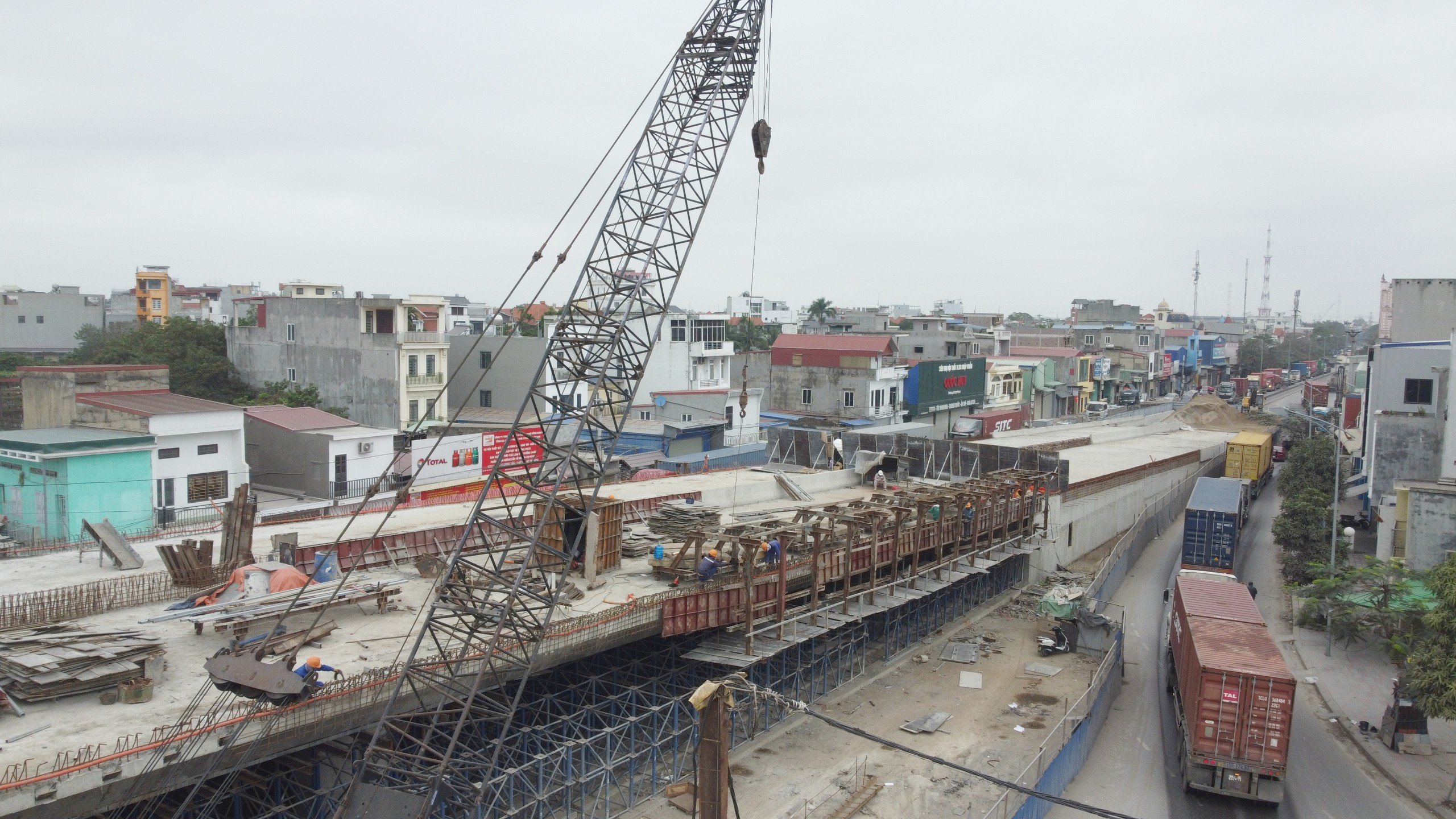 Tất bật c&ocirc;ng trường n&uacute;t giao kh&aacute;c mức tr&ecirc;n quốc lộ 5- Ảnh 2.