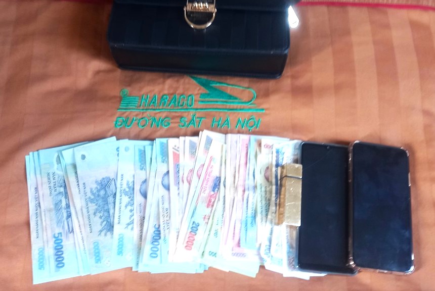 Kh&aacute;ch bất ngờ nhận lại cả v&iacute; tiền, điện thoại bỏ qu&ecirc;n tr&ecirc;n t&agrave;u- Ảnh 1.