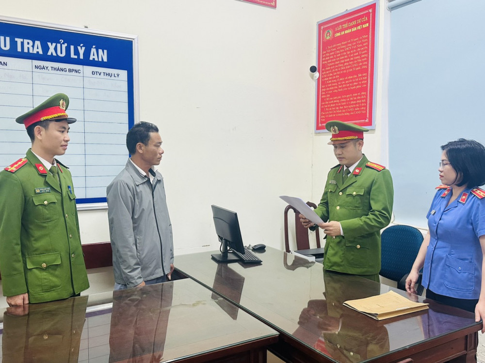 Khởi tố người đ&agrave;n &ocirc;ng kh&ocirc;ng chấp h&agrave;nh đo nồng độ cồn, lăng mạ CSGT- Ảnh 1.
