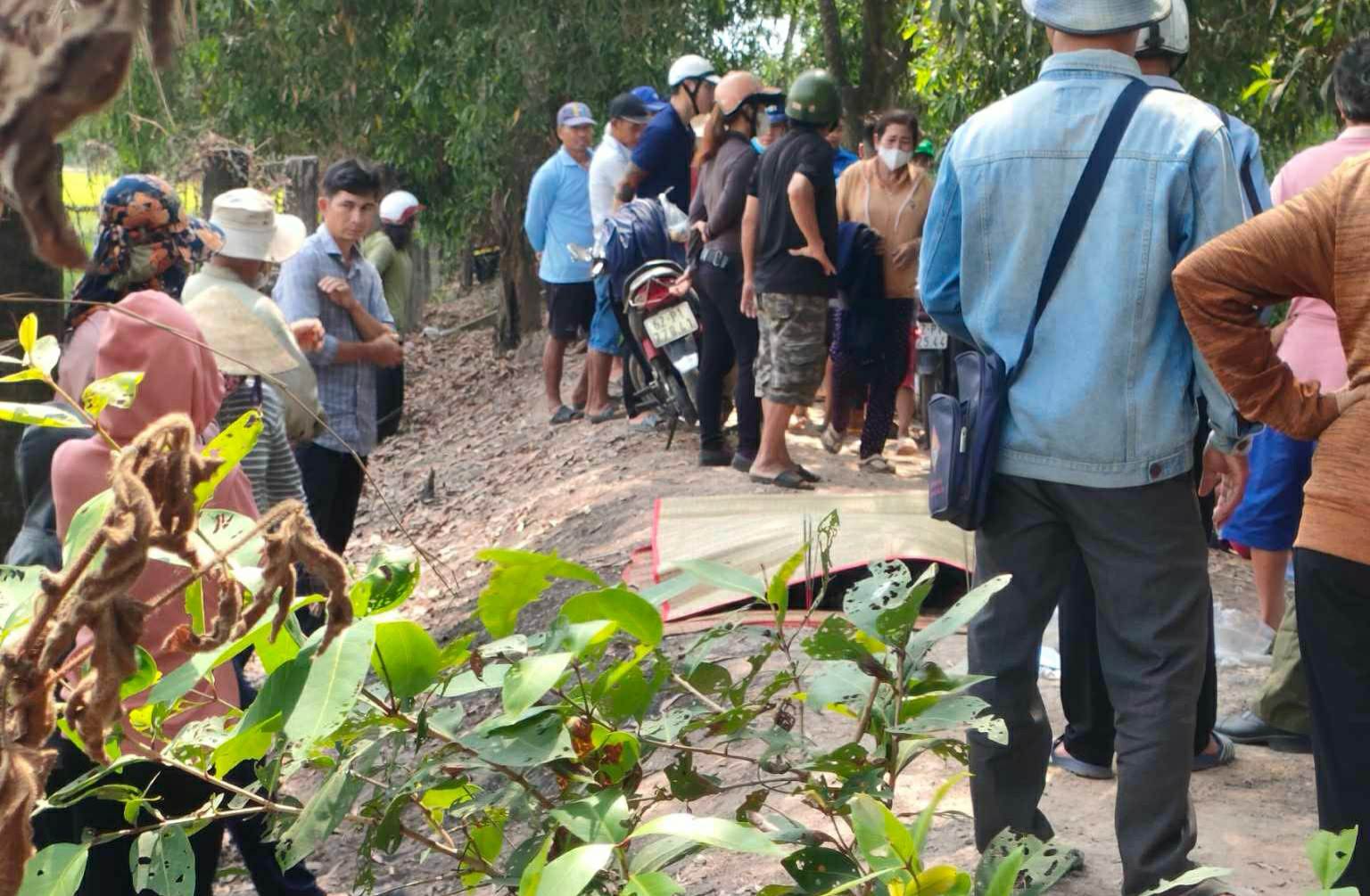 Hai học sinh đuối nước tử vong trong hầm khai th&aacute;c đất tại Long An- Ảnh 1.