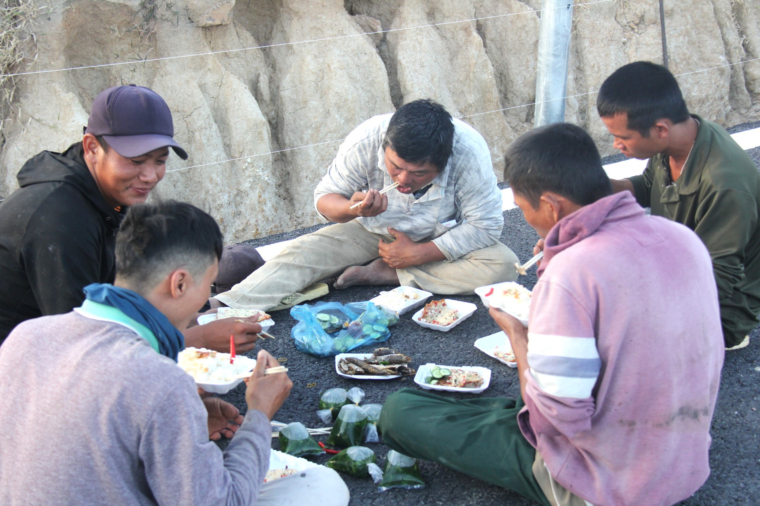 Đua tiến độ đêm ngày trên cao tốc Cam Lâm - Vĩnh Hảo, dồn lực làm hầm Núi Vung- Ảnh 4. Đua tiến độ đêm ngày trên cao tốc Cam Lâm - Vĩnh Hảo, dồn lực làm hầm Núi Vung- Ảnh 4.