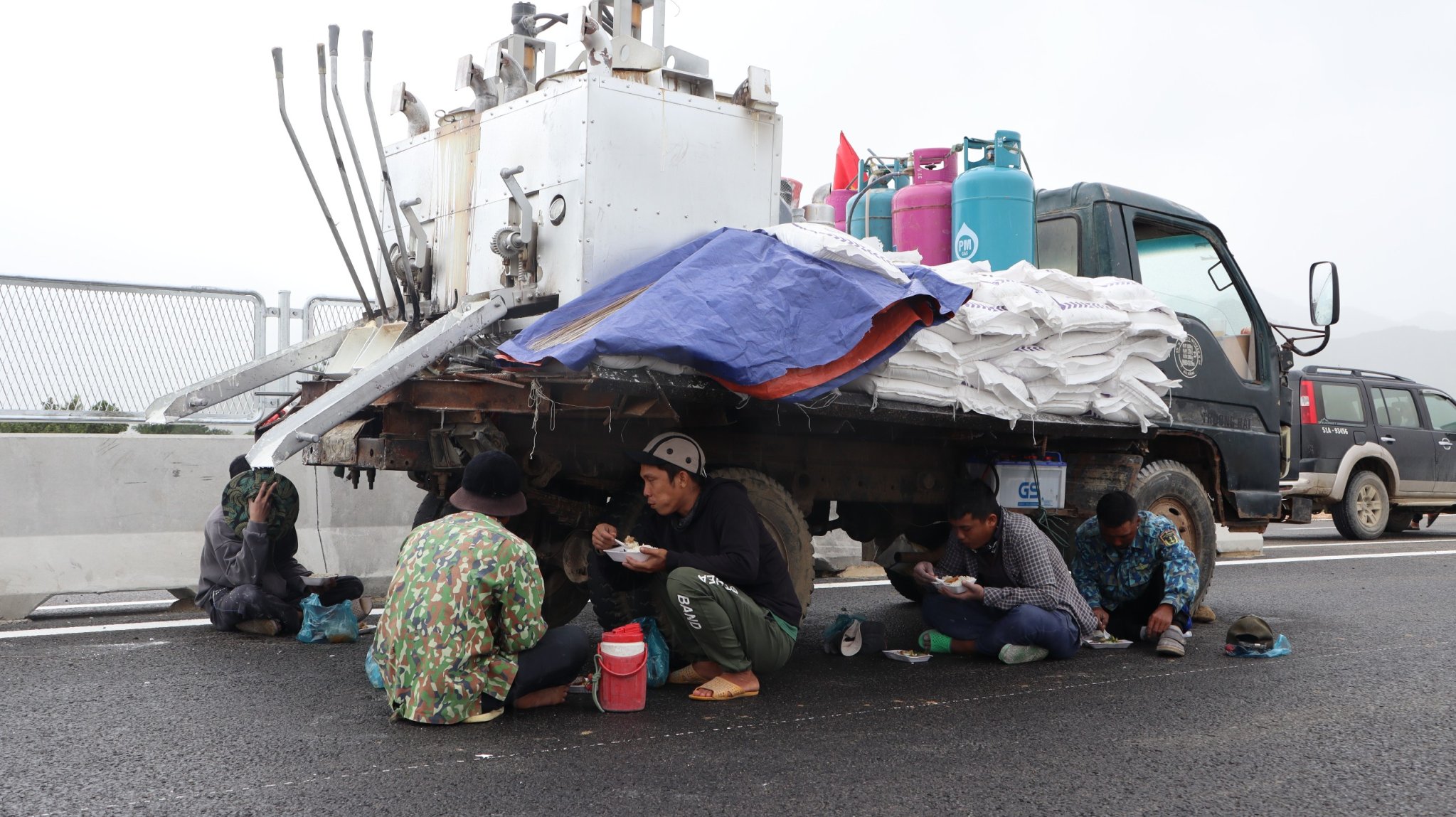 Đua tiến độ đêm ngày trên cao tốc Cam Lâm - Vĩnh Hảo, dồn lực làm hầm Núi Vung- Ảnh 7. Đua tiến độ đêm ngày trên cao tốc Cam Lâm - Vĩnh Hảo, dồn lực làm hầm Núi Vung- Ảnh 7.