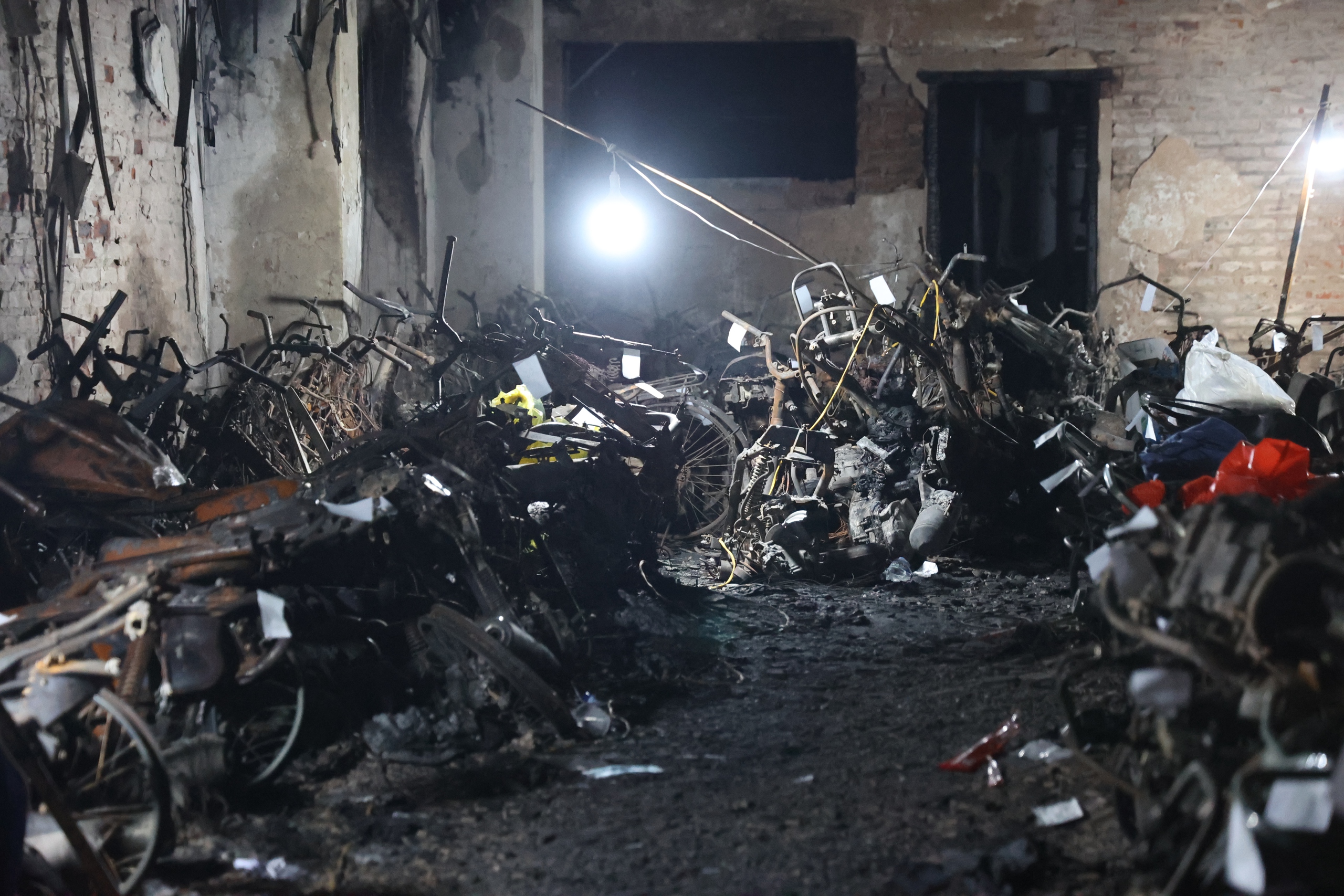 Vụ ch&aacute;y chung cư mini l&agrave;m 56 người tử vong: Nhiều c&aacute;n bộ bị xem x&eacute;t kỷ luật- Ảnh 1.