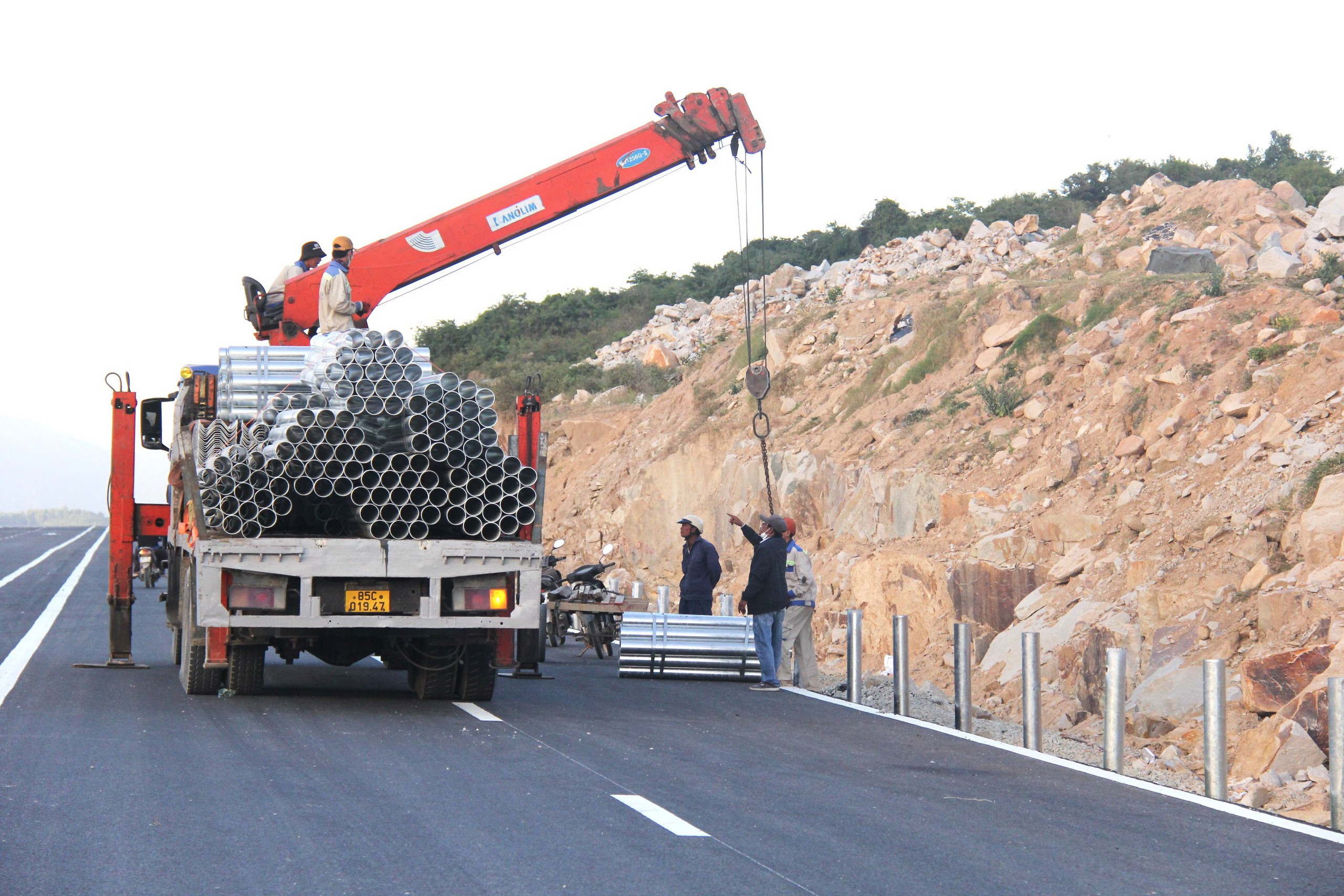 Đua tiến độ đêm ngày trên cao tốc Cam Lâm - Vĩnh Hảo, dồn lực làm hầm Núi Vung- Ảnh 2. Đua tiến độ đêm ngày trên cao tốc Cam Lâm - Vĩnh Hảo, dồn lực làm hầm Núi Vung- Ảnh 2.