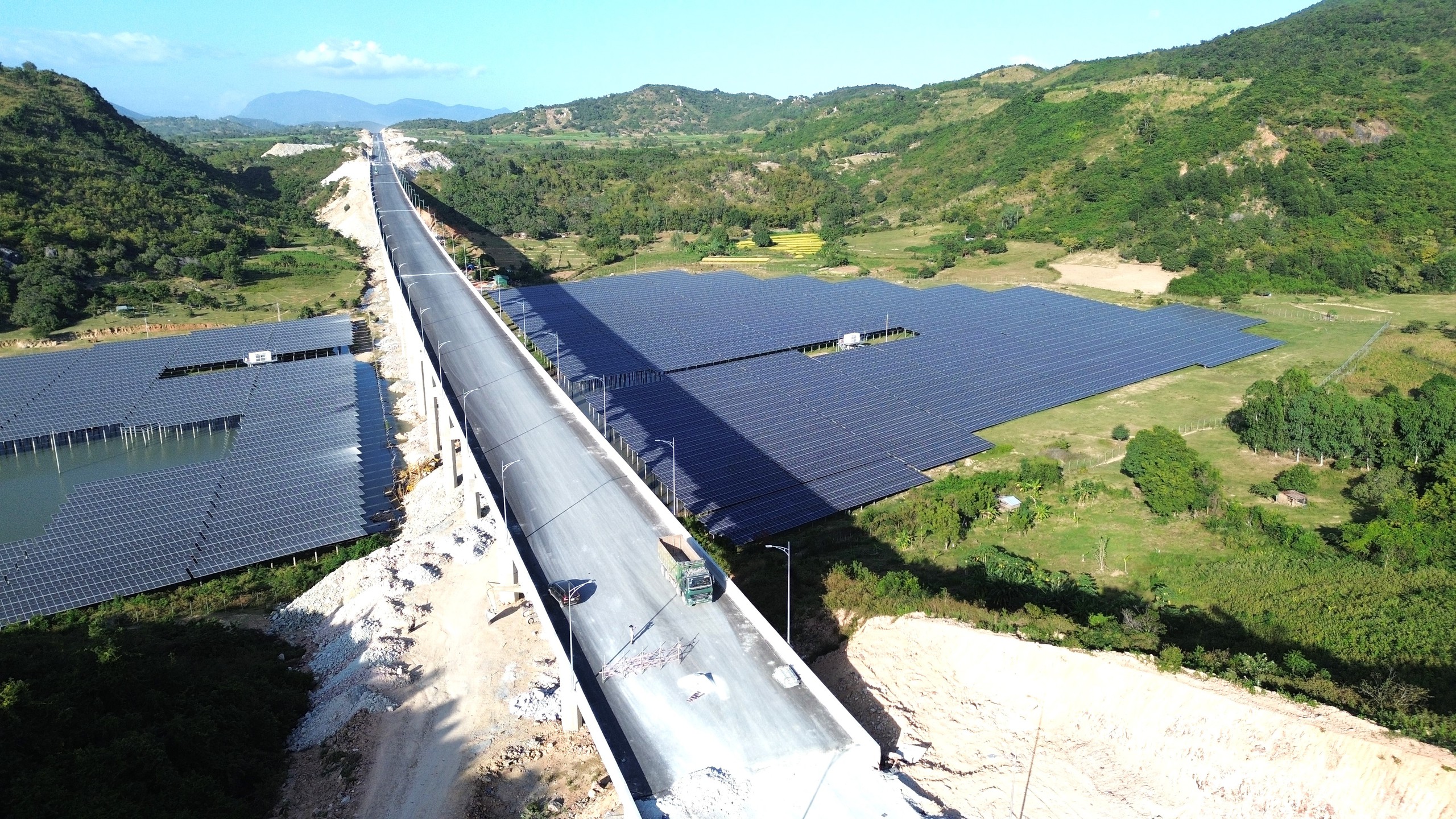 Đua tiến độ đêm ngày trên cao tốc Cam Lâm - Vĩnh Hảo, dồn lực làm hầm Núi Vung- Ảnh 1. Đua tiến độ đêm ngày trên cao tốc Cam Lâm - Vĩnh Hảo, dồn lực làm hầm Núi Vung- Ảnh 1.
