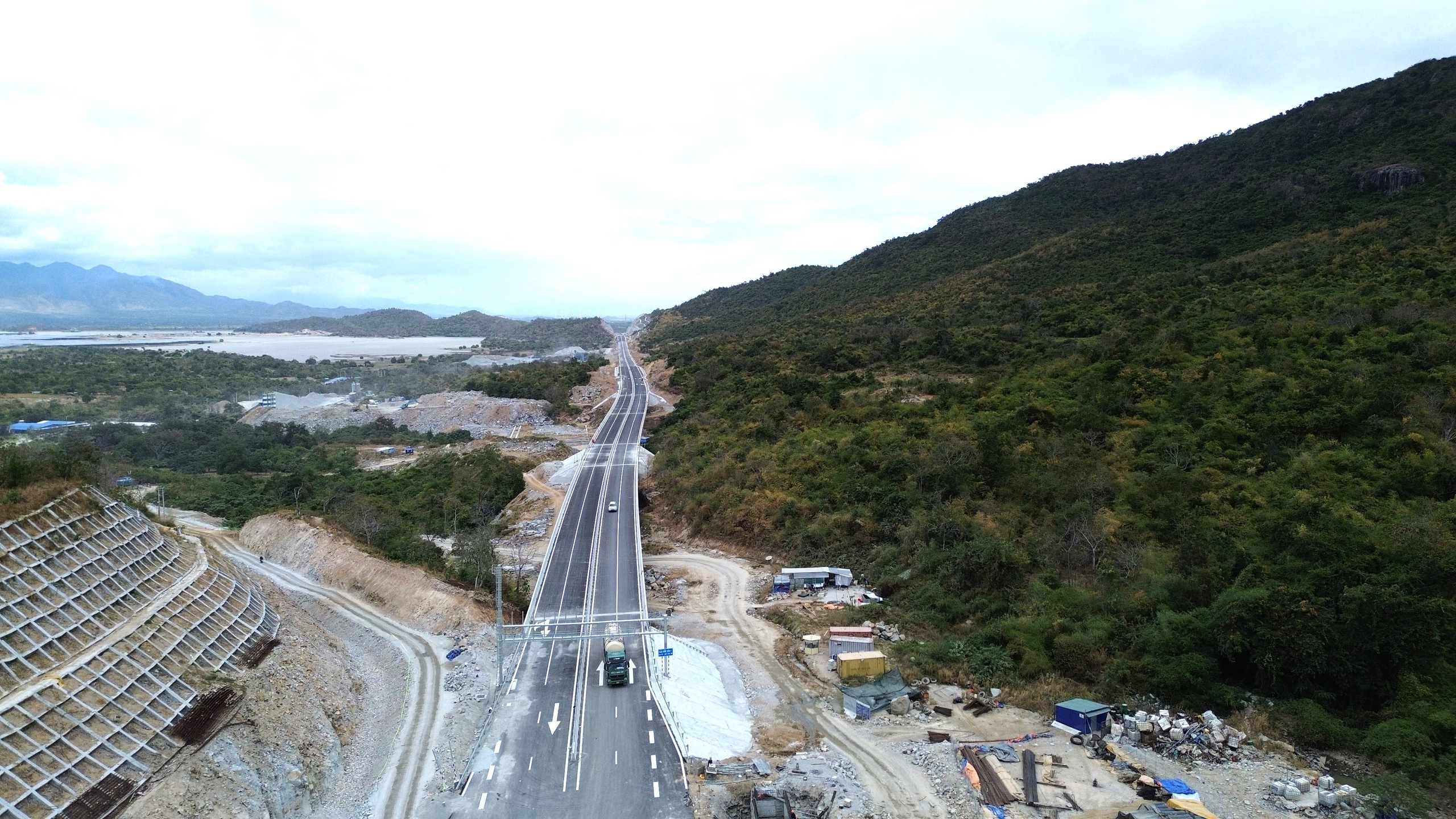 Đua tiến độ đêm ngày trên cao tốc Cam Lâm - Vĩnh Hảo, dồn lực làm hầm Núi Vung- Ảnh 9. Đua tiến độ đêm ngày trên cao tốc Cam Lâm - Vĩnh Hảo, dồn lực làm hầm Núi Vung- Ảnh 9.