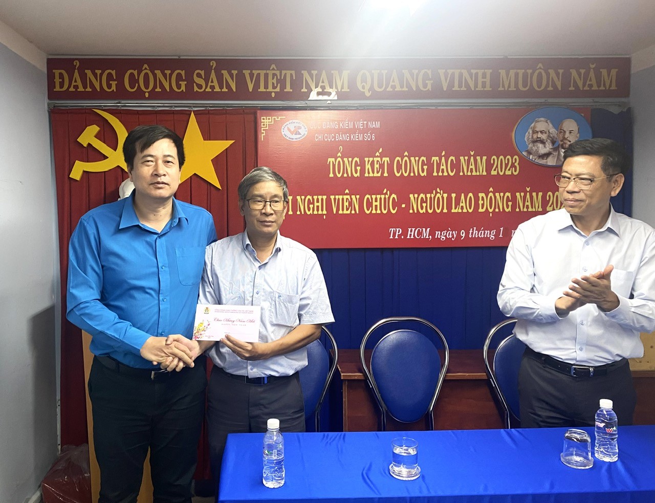 L&atilde;nh đạo Bộ GTVT ch&uacute;c Tết sớm người lao động h&agrave;ng hải, đăng kiểm- Ảnh 2.