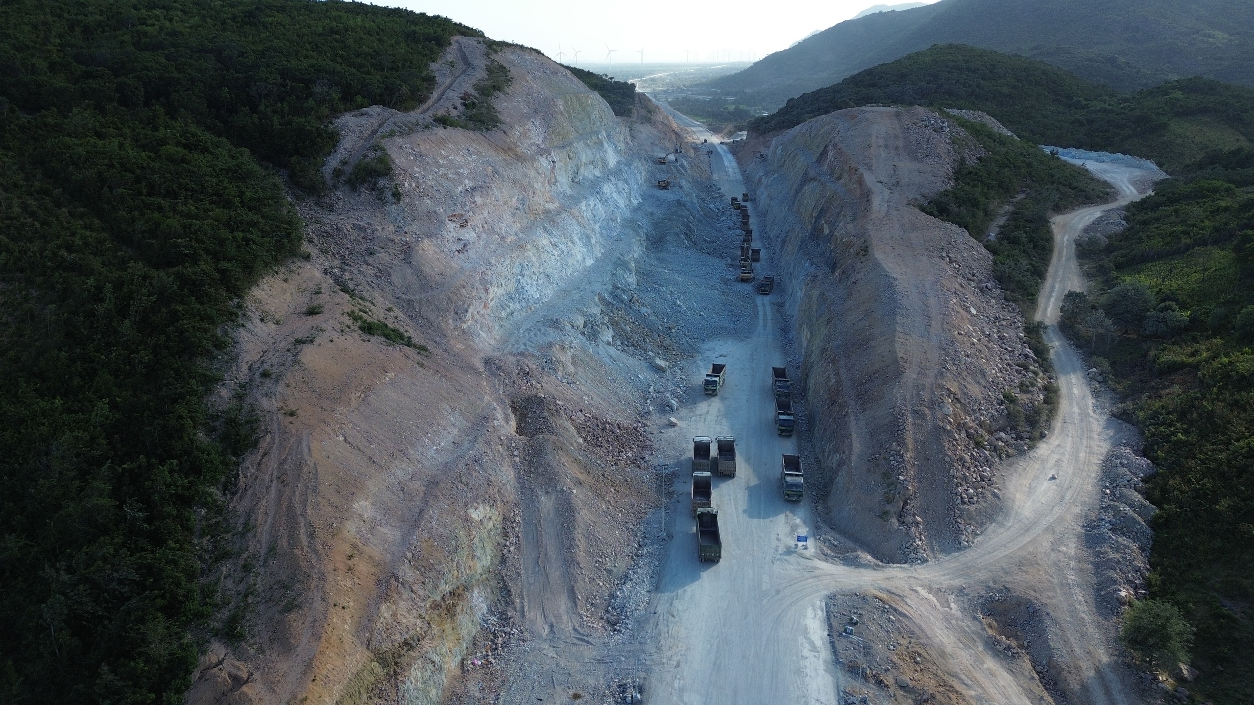 Đua tiến độ đêm ngày trên cao tốc Cam Lâm - Vĩnh Hảo, dồn lực làm hầm Núi Vung- Ảnh 3. Đua tiến độ đêm ngày trên cao tốc Cam Lâm - Vĩnh Hảo, dồn lực làm hầm Núi Vung- Ảnh 3.