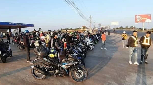 Đi xe m&aacute;y về qu&ecirc; ăn Tết: 