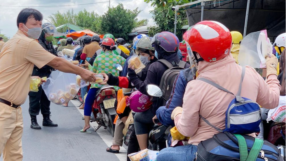 Đi xe m&aacute;y về qu&ecirc; ăn Tết: 