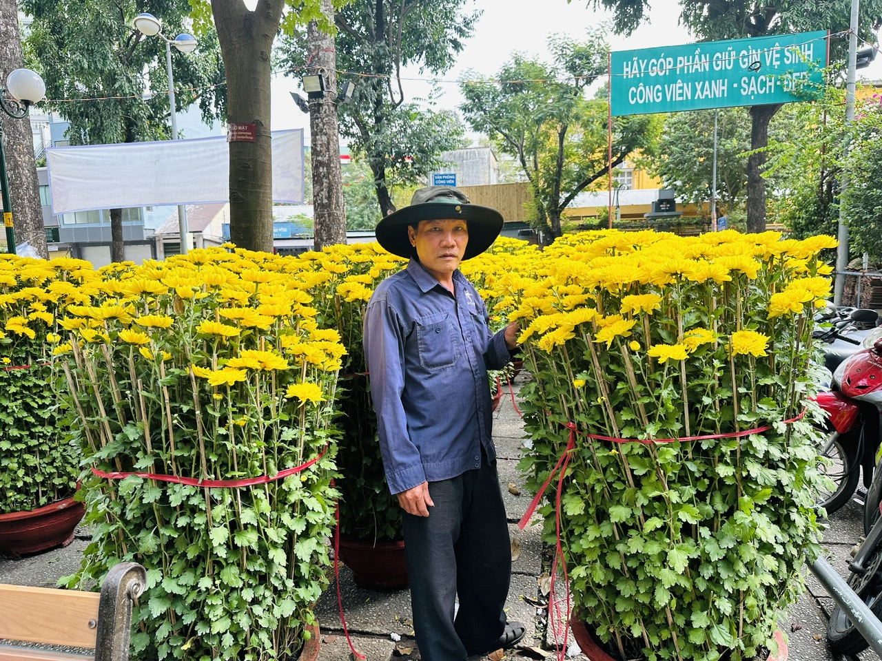 Sắp Tết, thị trường hoa ở TP.HCM vẫn k&eacute;m sắc- Ảnh 2.