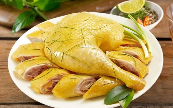 Luộc g&agrave; bằng nước s&ocirc;i hay nước l&atilde; mới đ&uacute;ng, c&aacute;ch n&agrave;y g&agrave; kh&ocirc;ng bị n&aacute;t, ngọt thịt