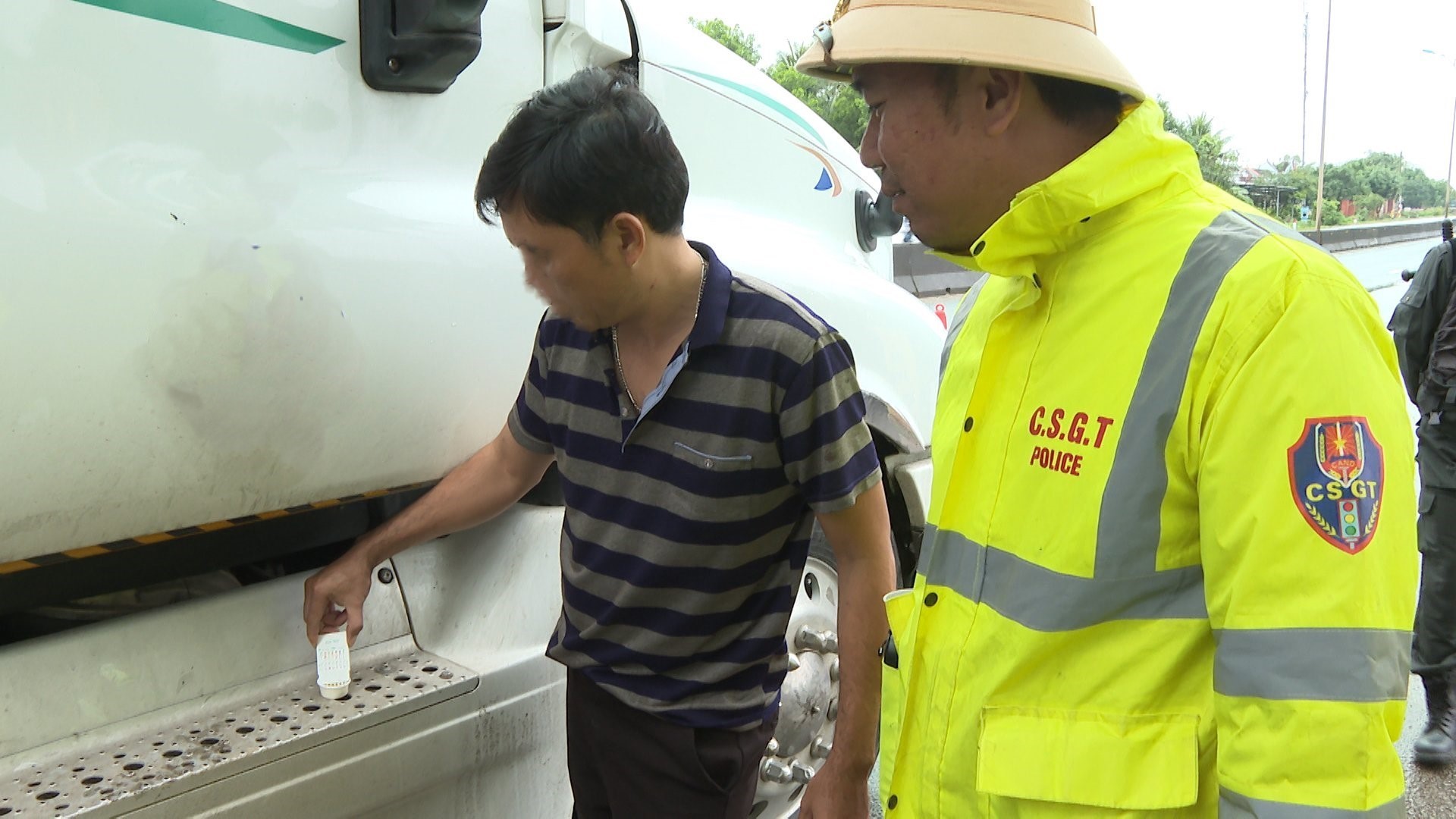 Thừa Thi&ecirc;n Huế: 15 ng&agrave;y ra qu&acirc;n, ph&aacute;t hiện gần 800 l&aacute;i xe vi phạm nồng độ cồn, ma t&uacute;y- Ảnh 2.
