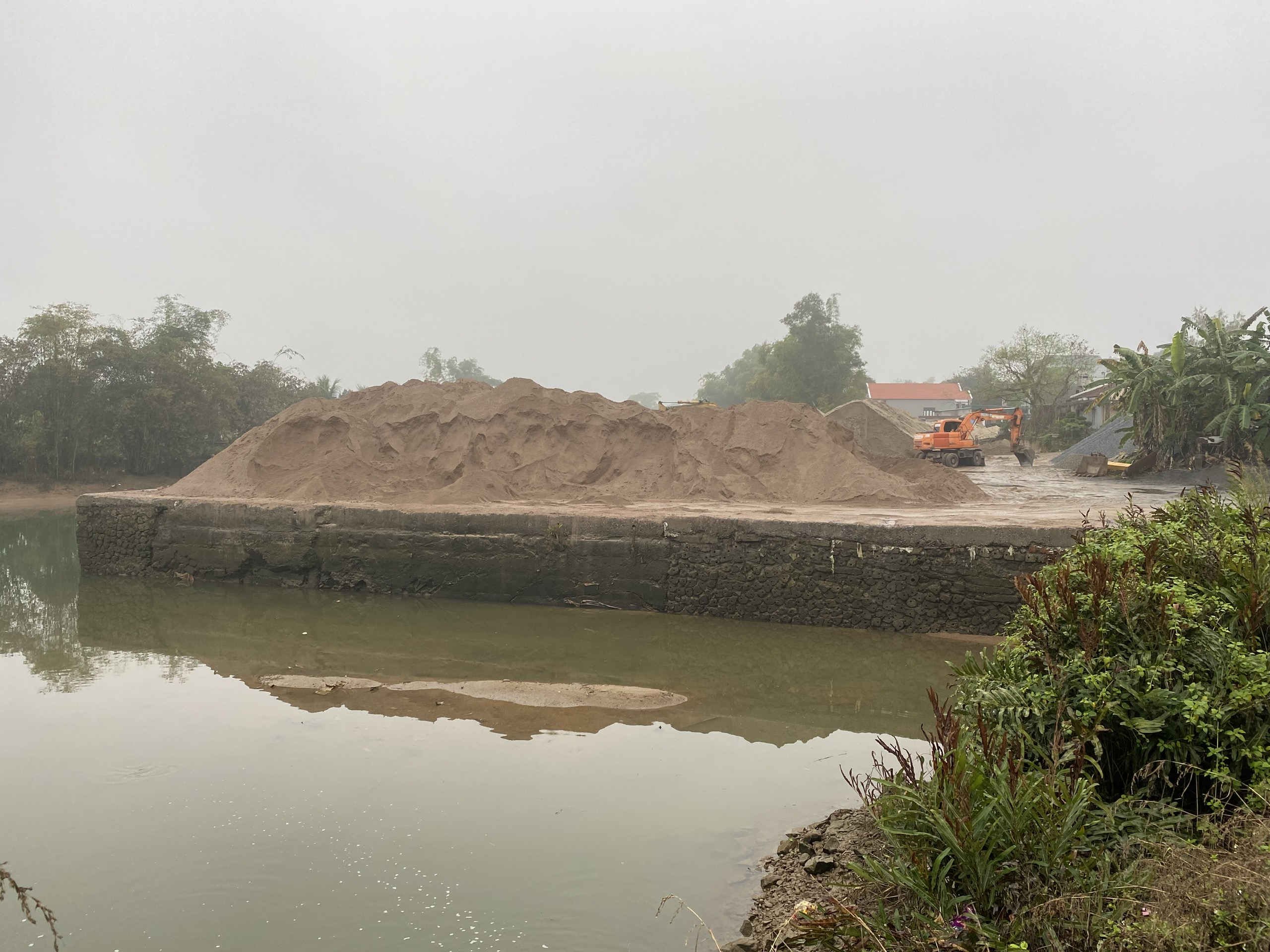 Quảng Ninh: Nhiều bến bãi trái phép ven sông, xã lúng túng hướng xử lý- Ảnh 3. Quảng Ninh: Nhiều bến bãi trái phép ven sông, xã lúng túng hướng xử lý- Ảnh 3.