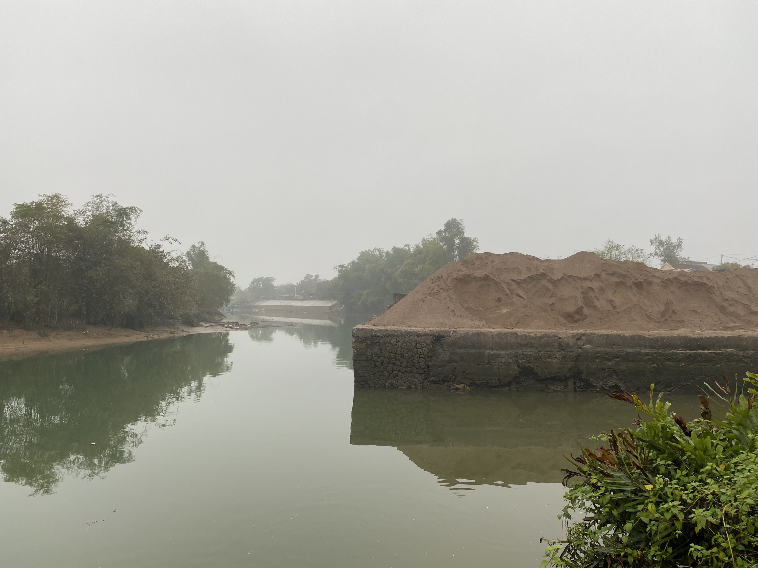 Quảng Ninh: Nhiều bến bãi trái phép ven sông, xã lúng túng hướng xử lý- Ảnh 6. Quảng Ninh: Nhiều bến bãi trái phép ven sông, xã lúng túng hướng xử lý- Ảnh 6.